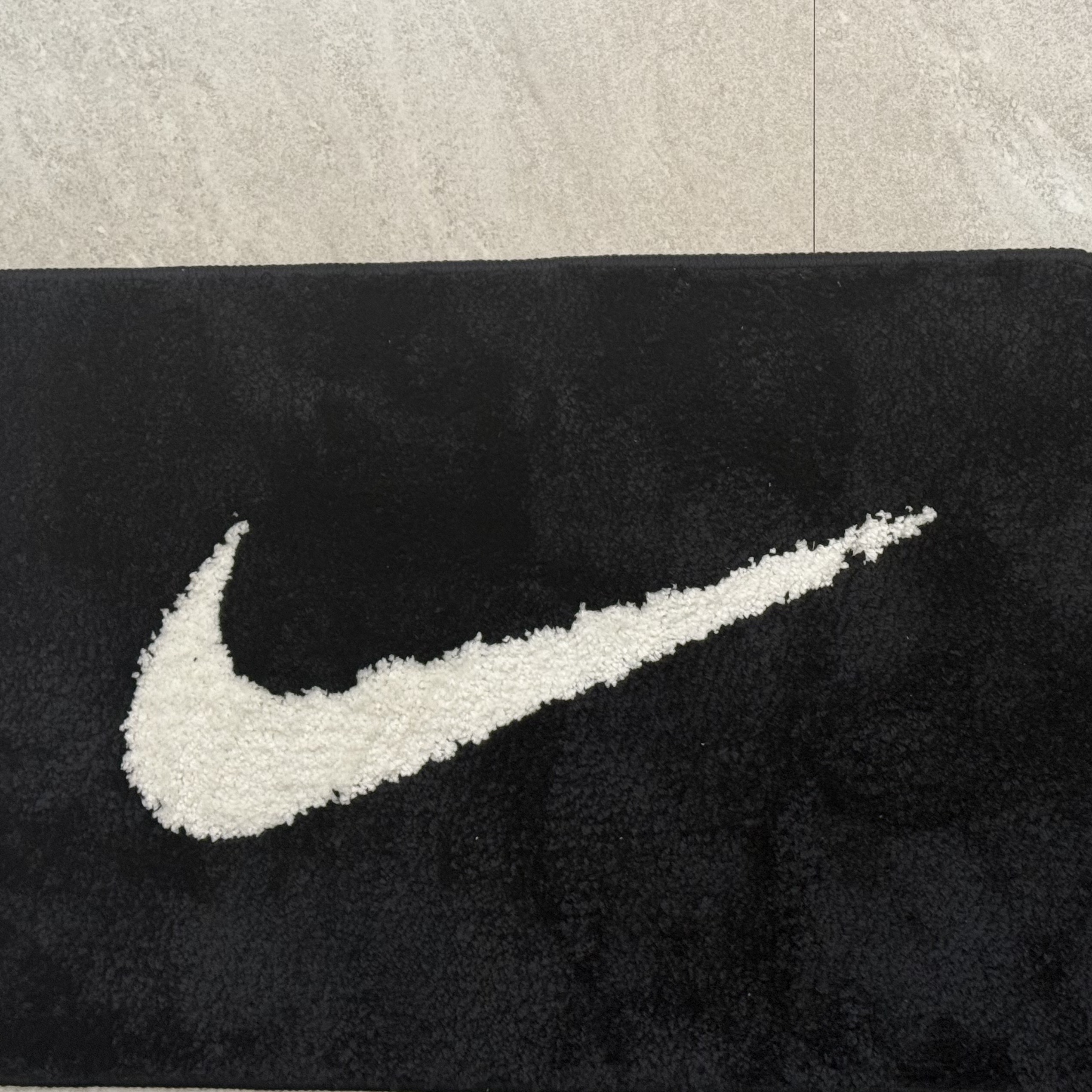 Nike Swoosh Rug Black White 착용 스타일