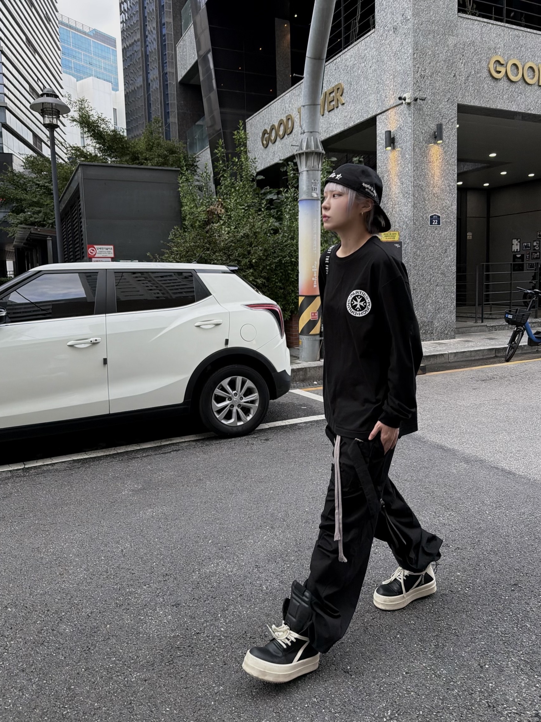 Aoiro 6-Panel Hikari A/N Fitted Cap Black, Wapworks Wide Safety Cargo Pants Black 착용 스타일 - 4