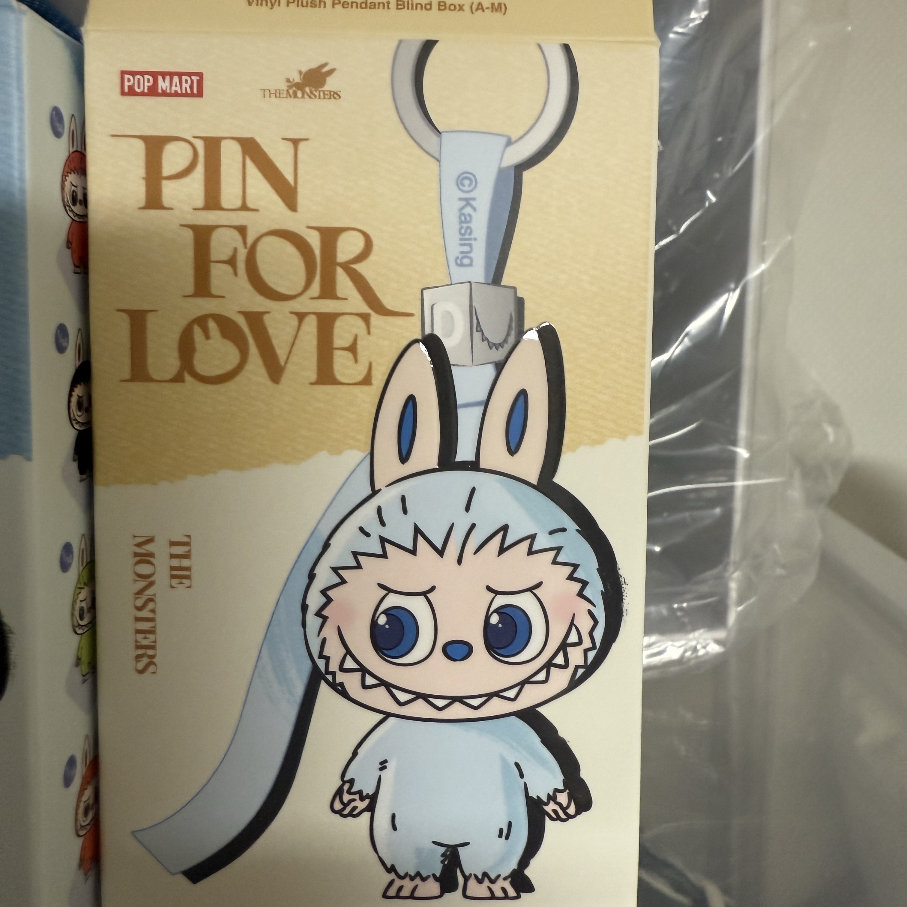 Pop Mart Labubu The Monsters Pin For Love Series Vinyl Plush Pendant Sealed Case (A-M) (1 Blind Box) 착용 스타일