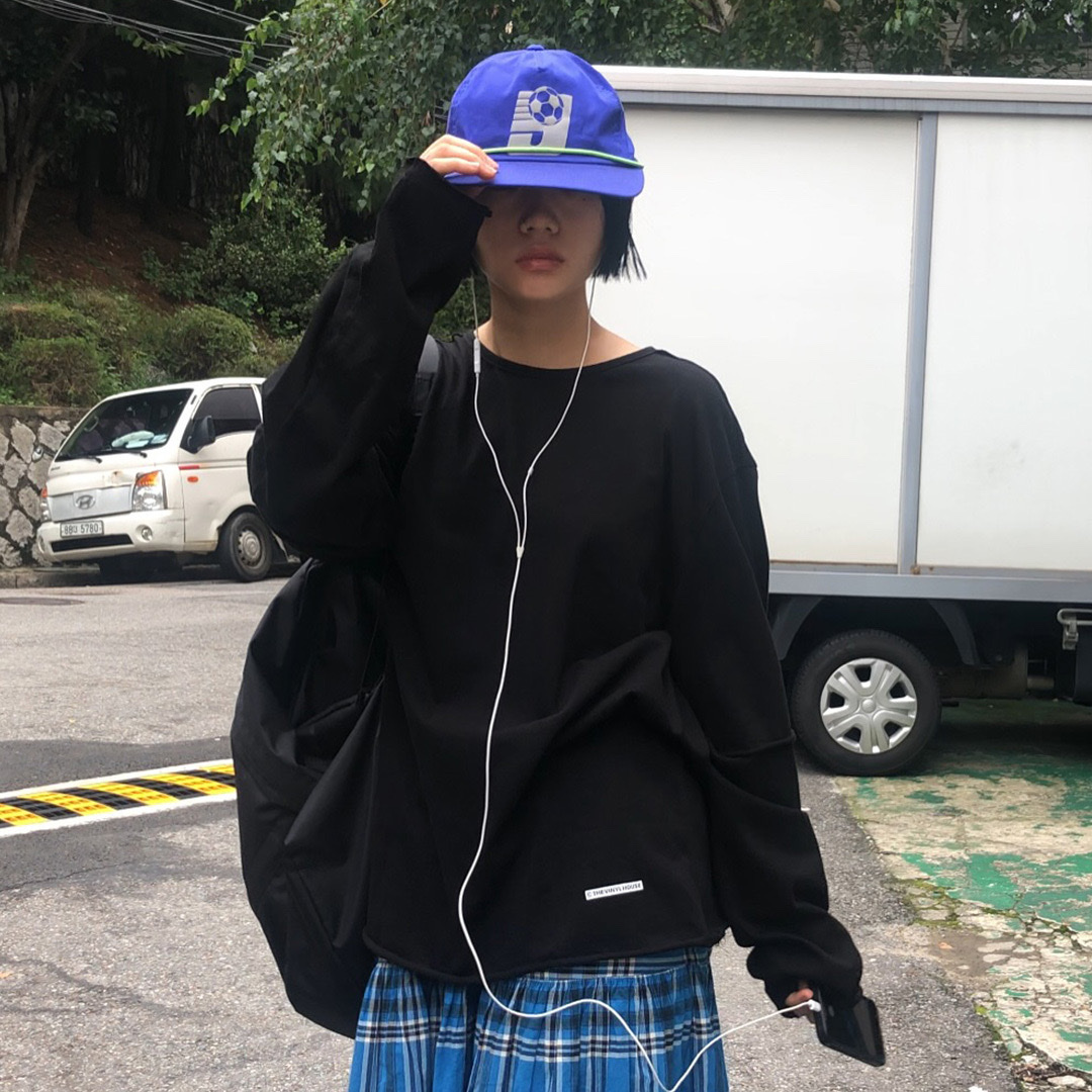Thevinylhouse Cut-Off Layered LS Tee Black 착용 스타일