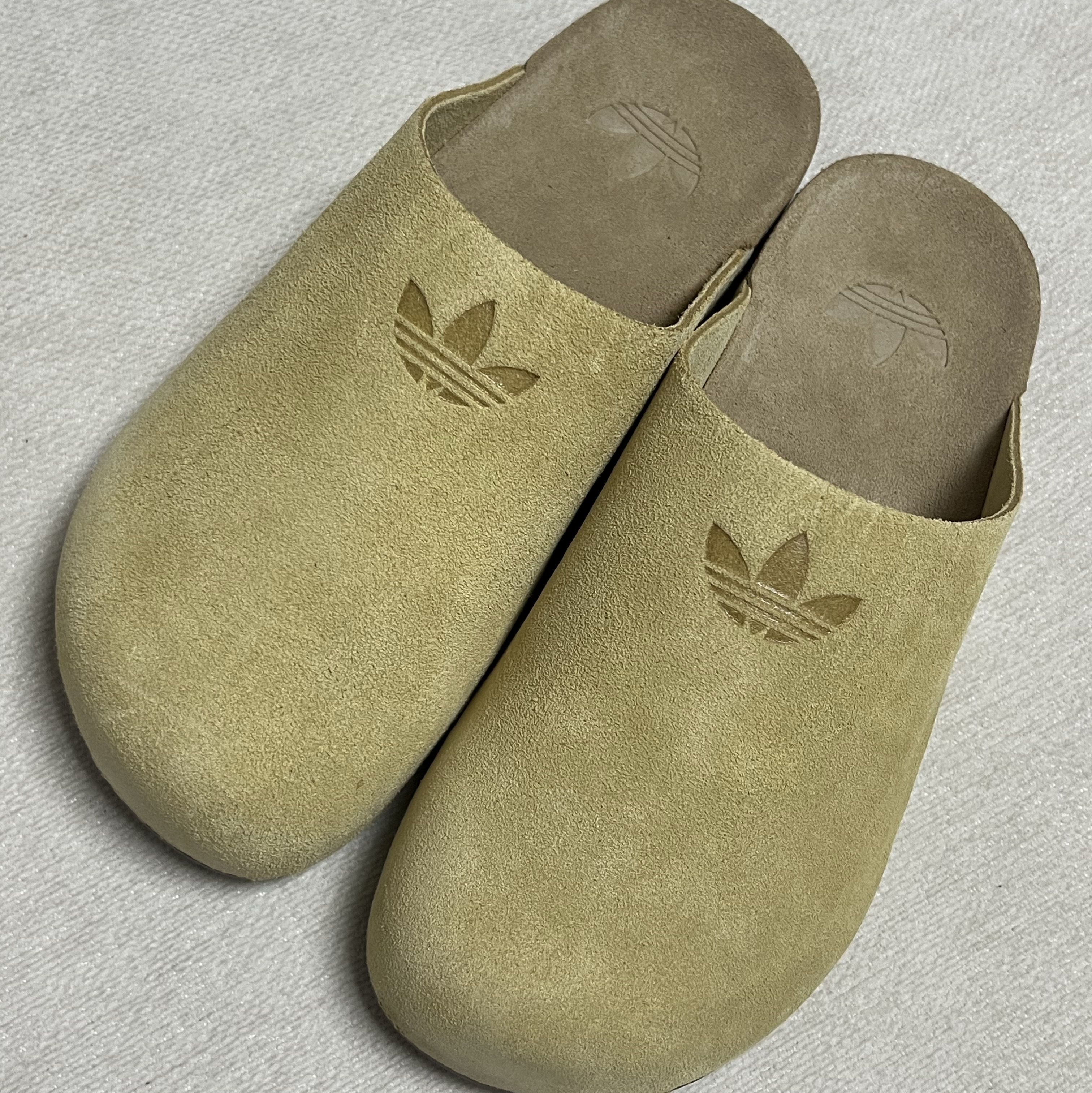 Adidas Adimule Slides Golden Beige Gum 착용 스타일