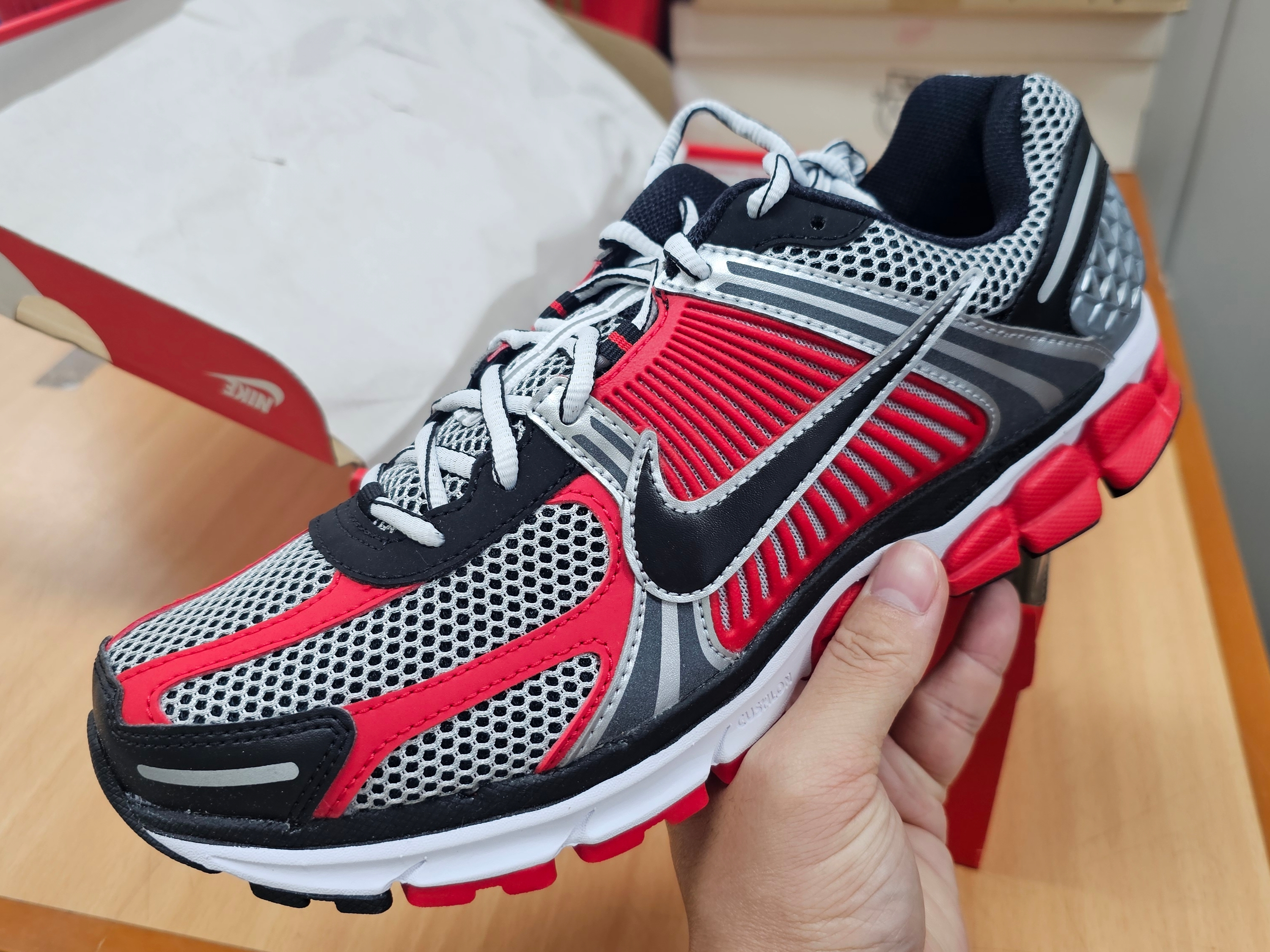 Nike Zoom Vomero 5 Metallic Silver University Red 착용 스타일