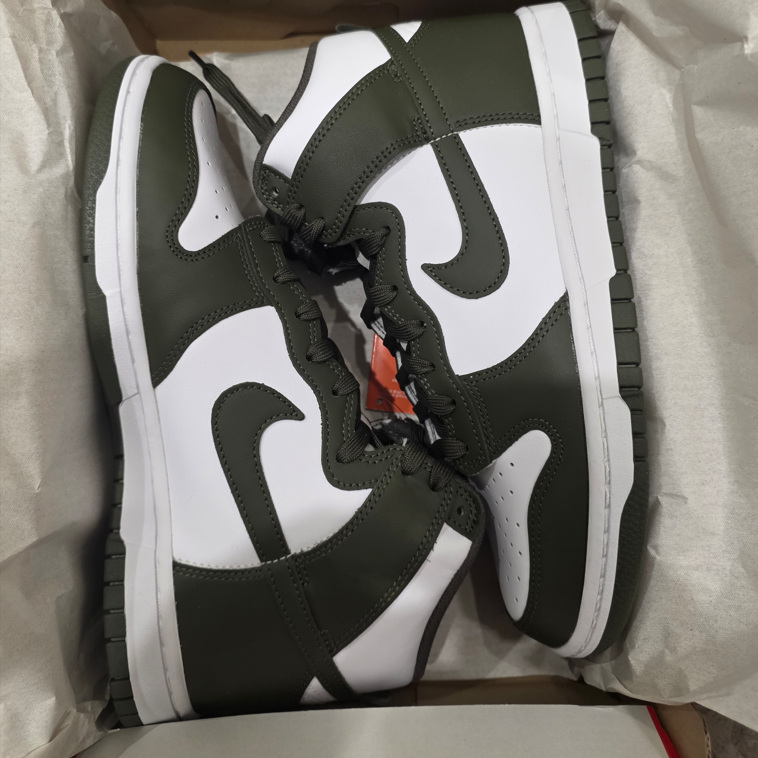 Nike Dunk High Retro Championship Khaki 착용 스타일