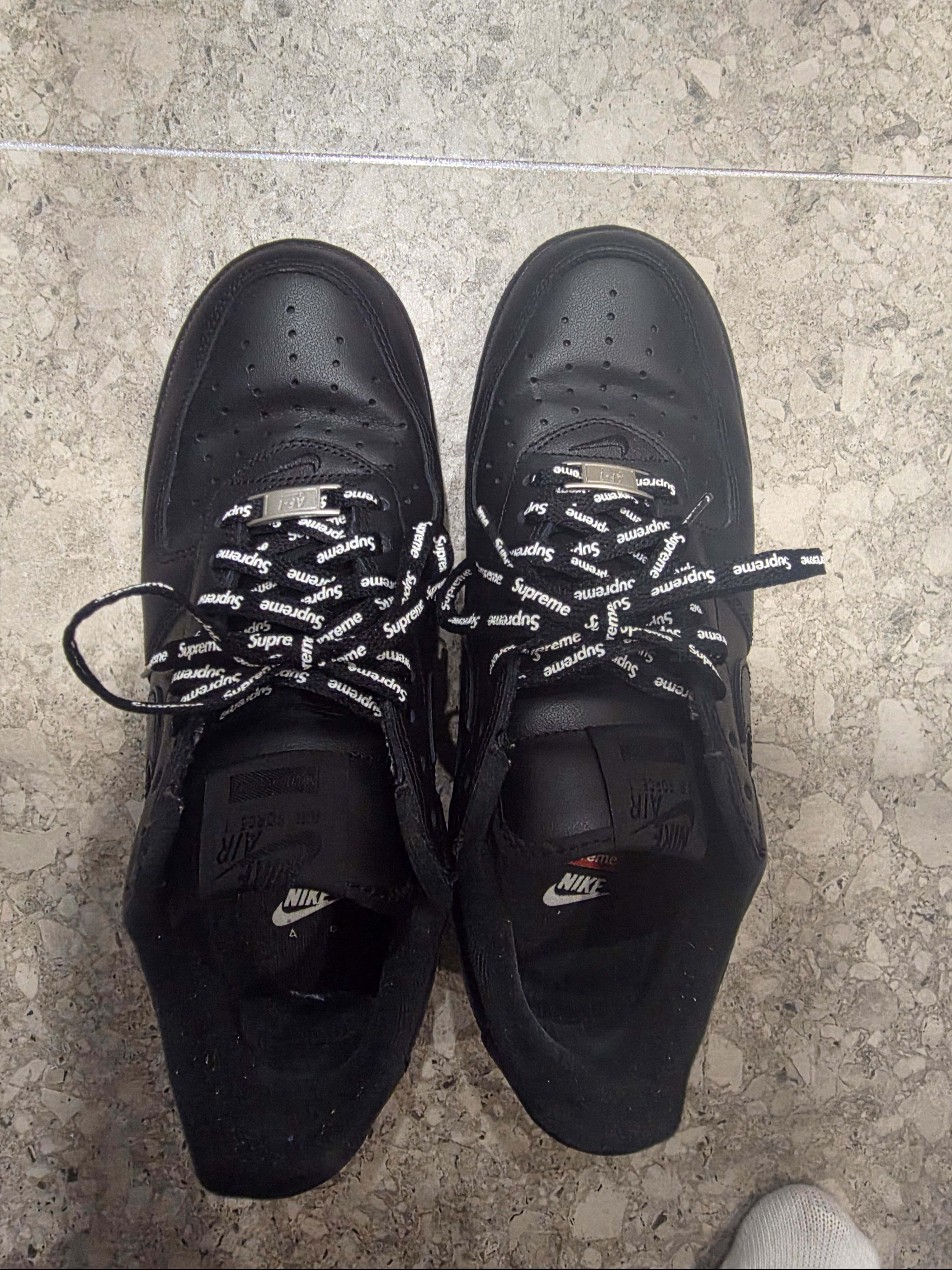 Nike x Supreme Air Force 1 Low Black 착용 스타일