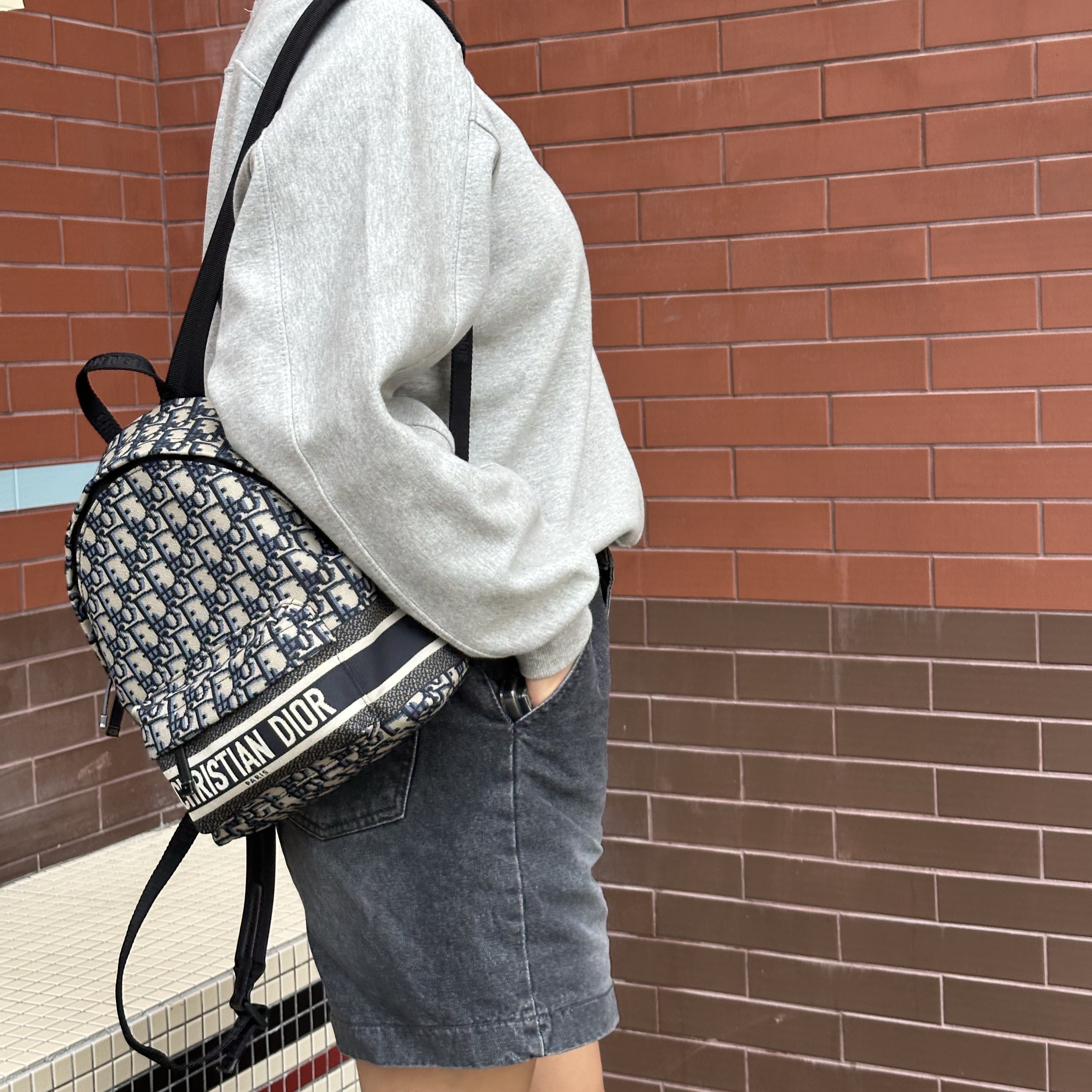 Dior Travel Small Backpack Dior Oblique Technical Fabric Blue 착용 스타일