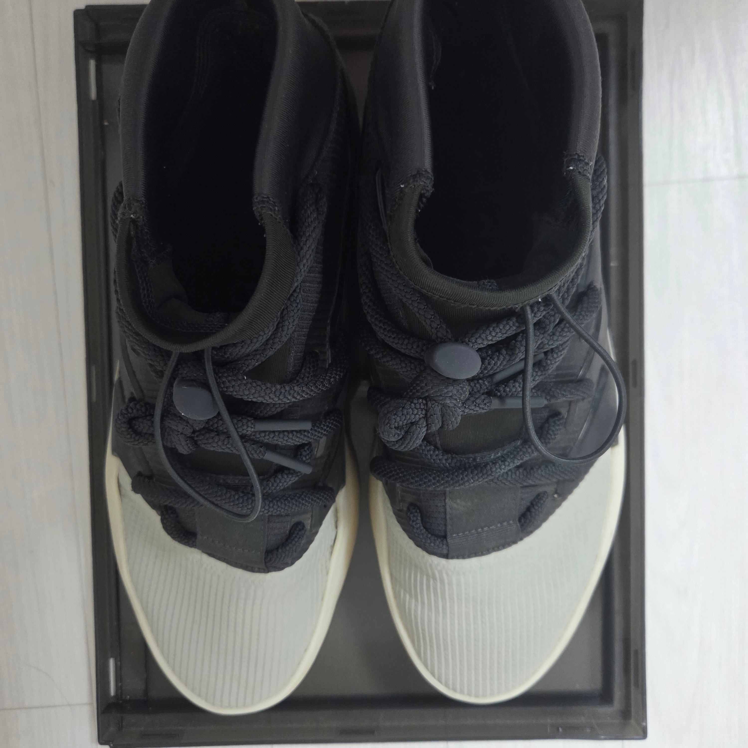 Adidas x Fear of God Athletics I Basketball Carbon Sesame 착용 스타일
