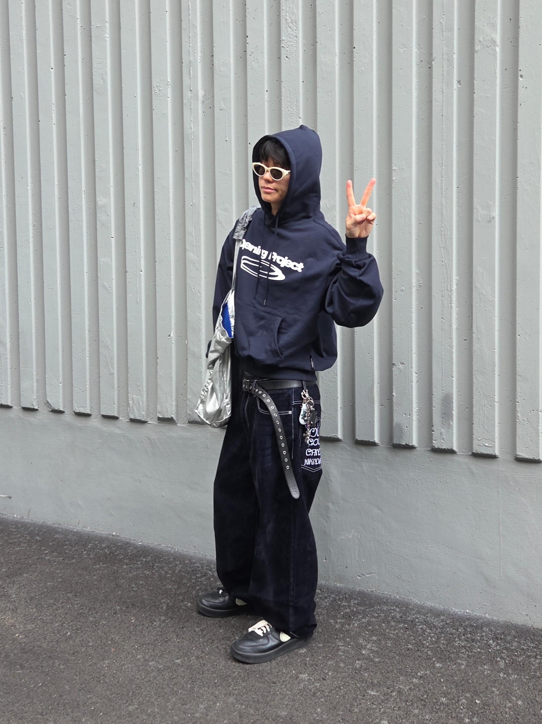 Opening Project Identity Sweatshirt Navy, ALEXII Too Much Keyring Ver.2 착용 스타일 - 2