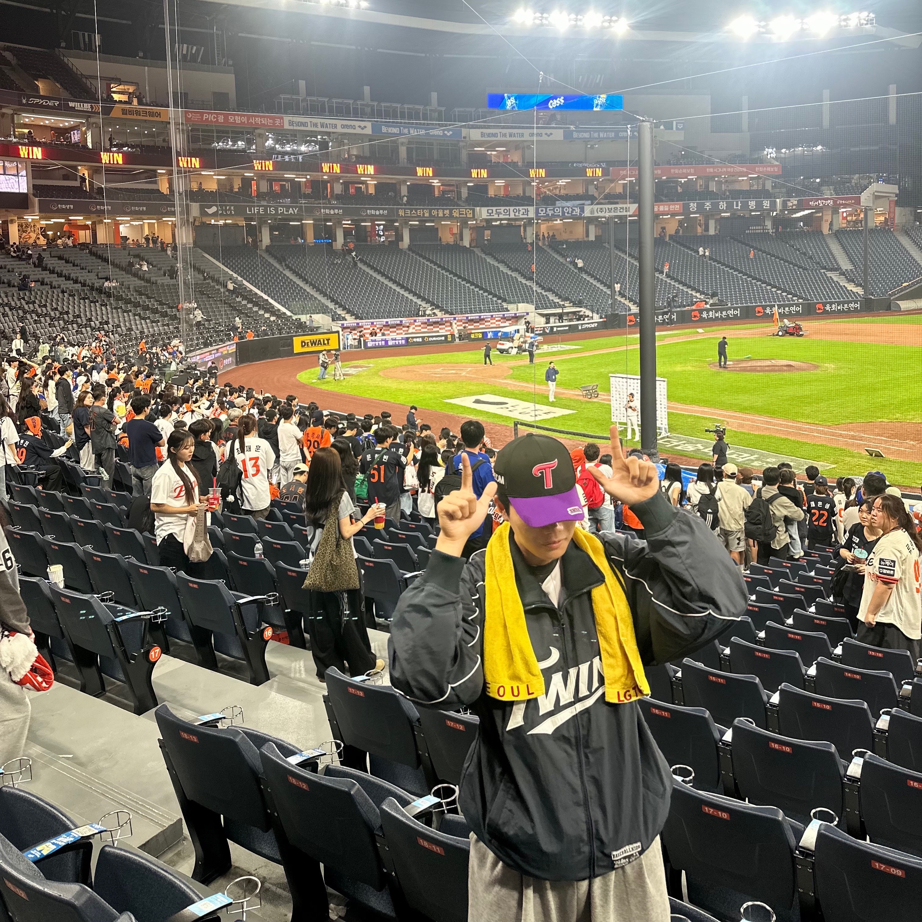 BDNS x LG TWINS Dugout Jacket Navy, LG Twins x Prospecs 2025 Authentic Seoul Night Cap Purple 착용 스타일