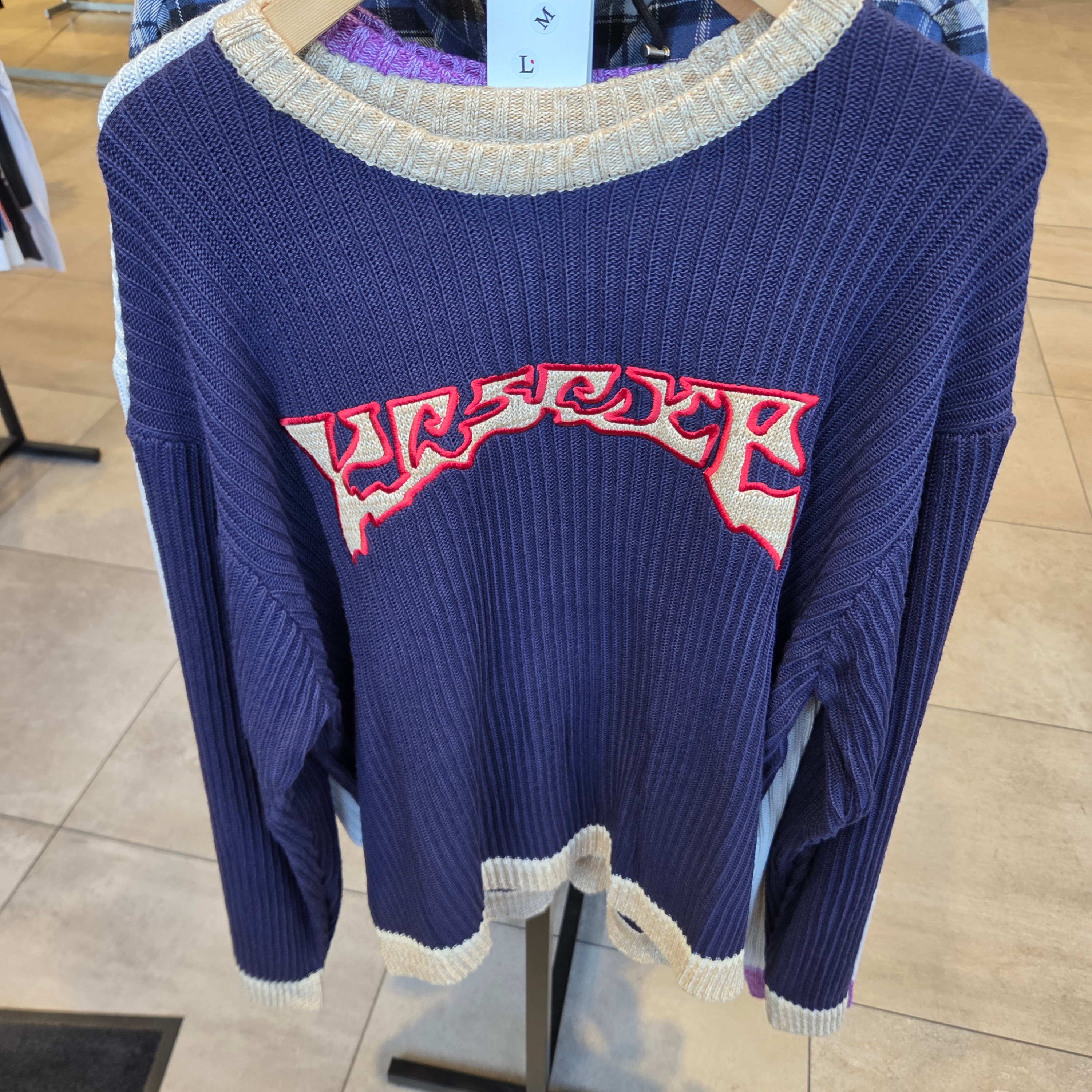 YESEYESEE Logo Applique Knit Pullover Navy 착용 스타일