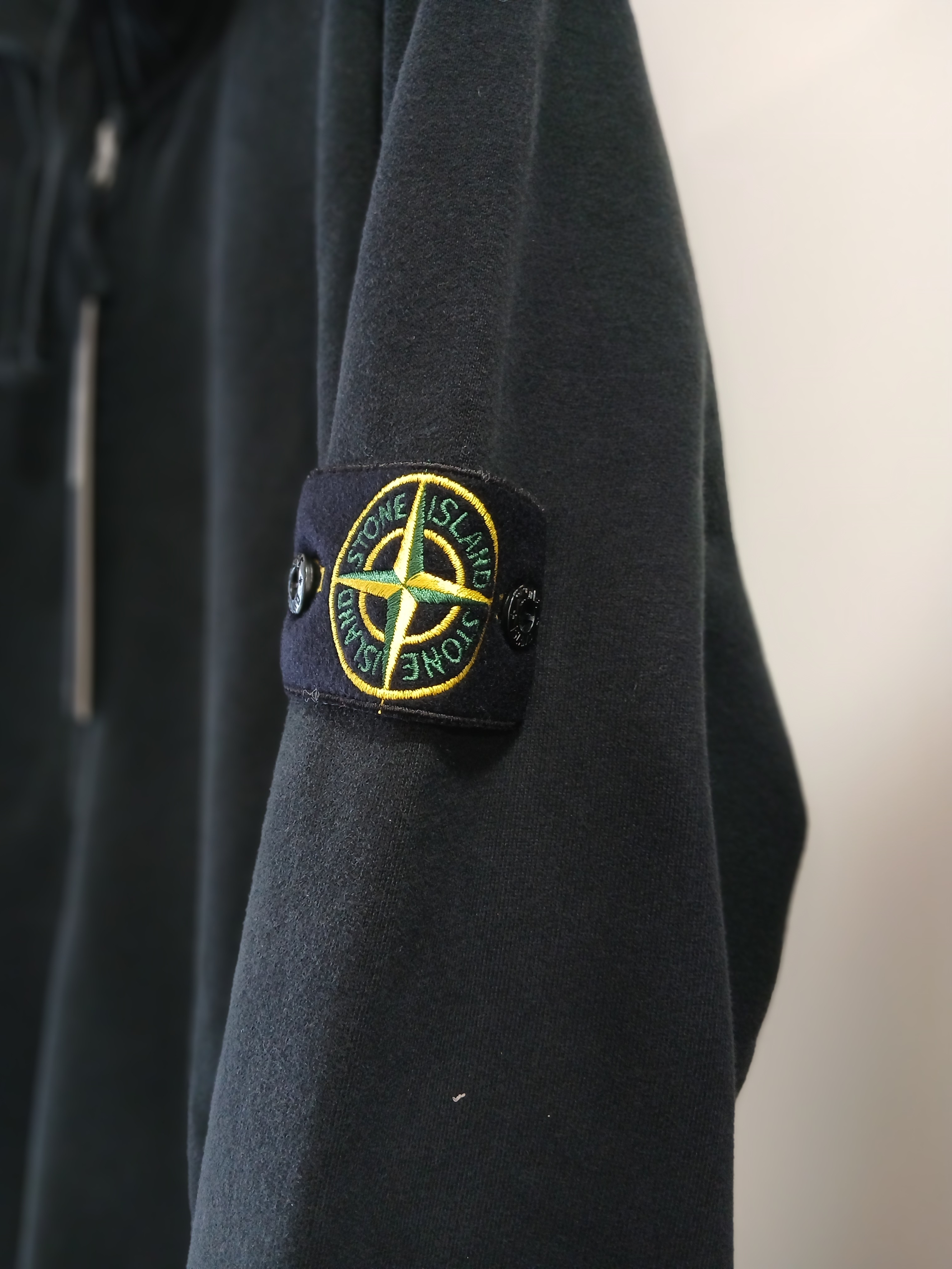Stone Island 6100067 Brushed Organic Cotton Fleece Regular Fit Hooded Zip Up Sweatshirt Black - 25FW 착용 스타일 - 3