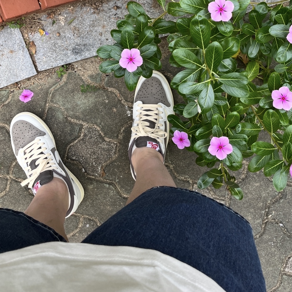 Jordan 1 x Travis Scott Retro Low OG SP Sail and Ridgerock, Supreme x Nike Denim Short Indigo - 24SS 착용 스타일