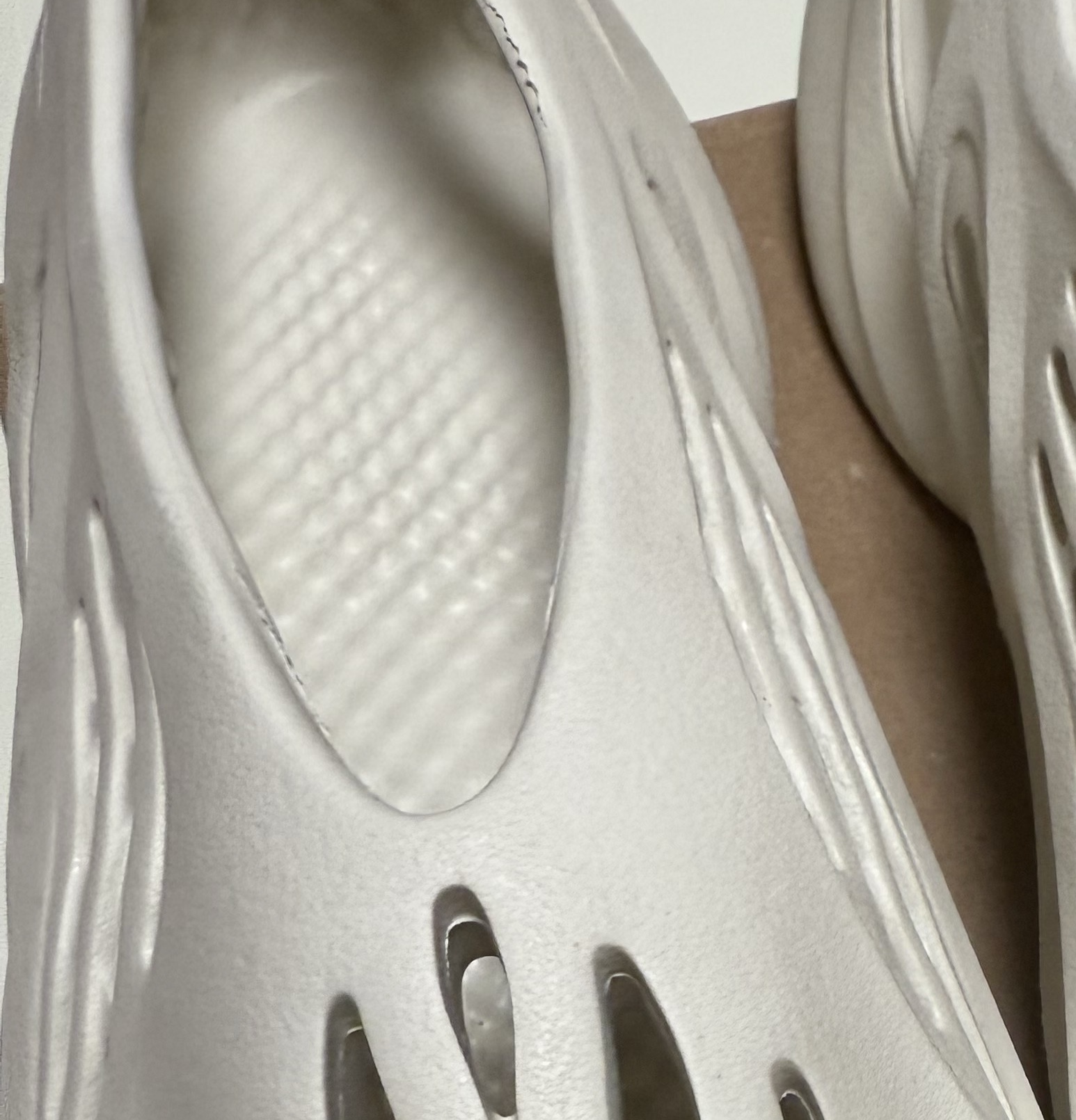 Adidas Yeezy Foam RNNR Ararat 착용 스타일