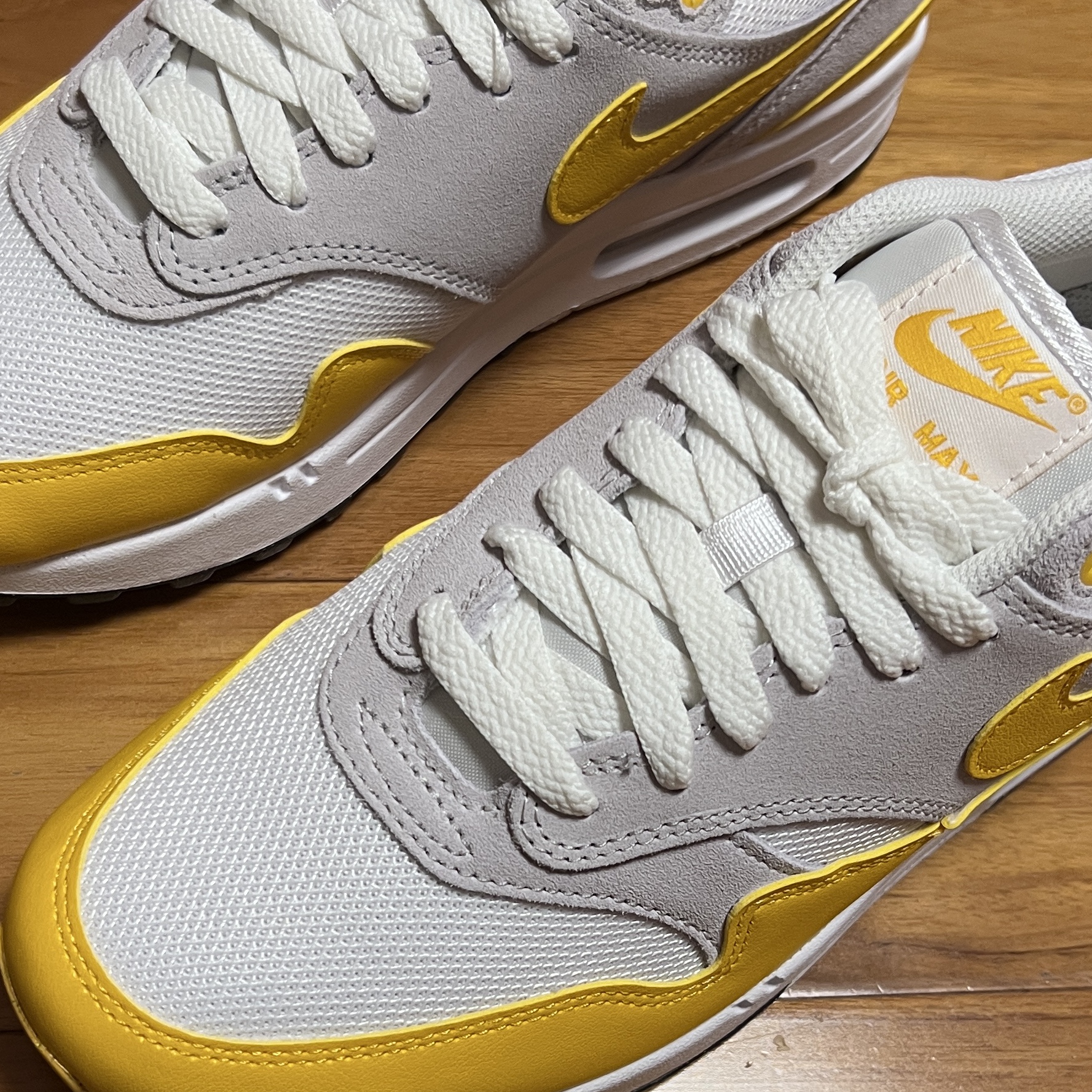 Nike Air Max 1 Essential White University Gold 착용 스타일