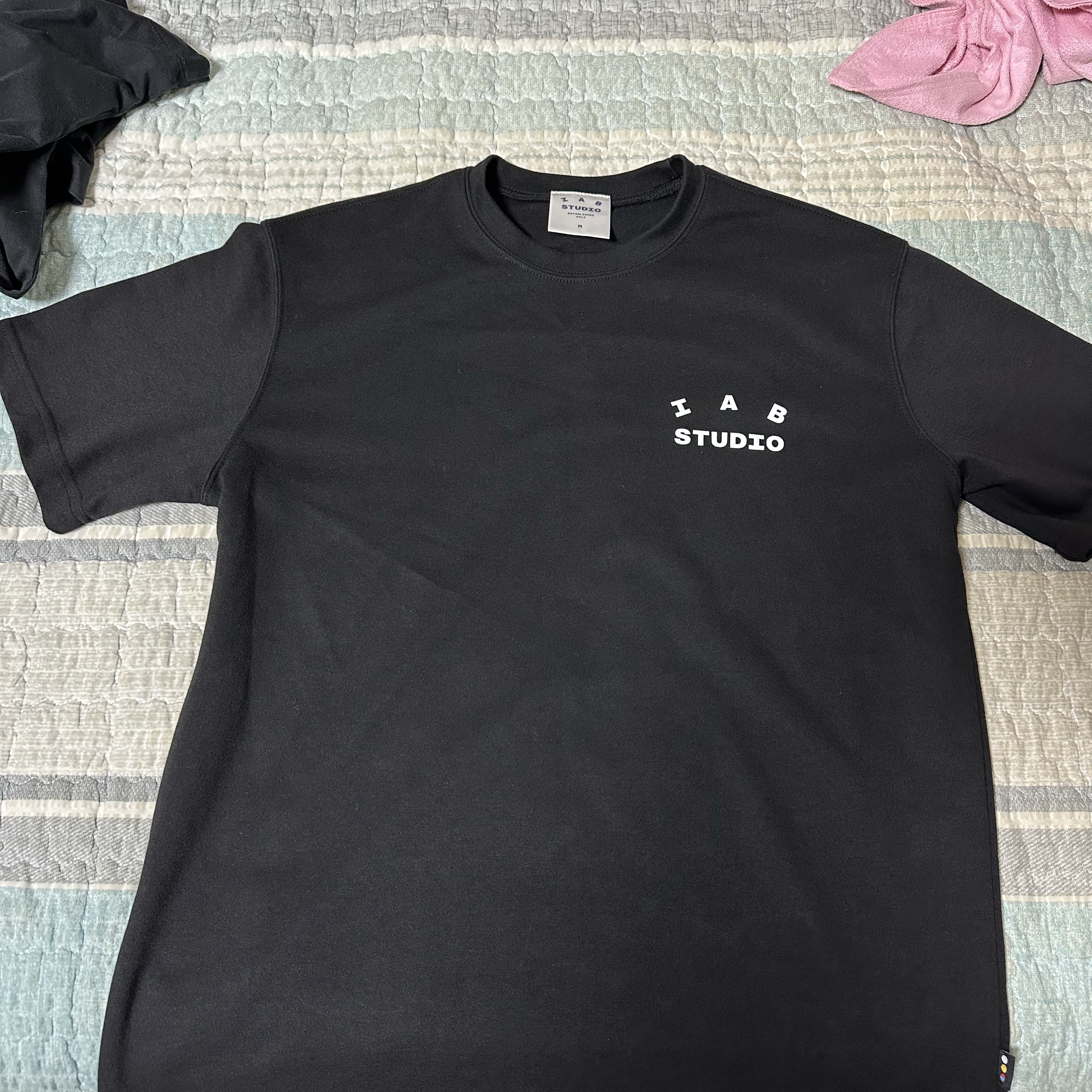 IAB Studio Basic T-Shirt Black White 착용 스타일