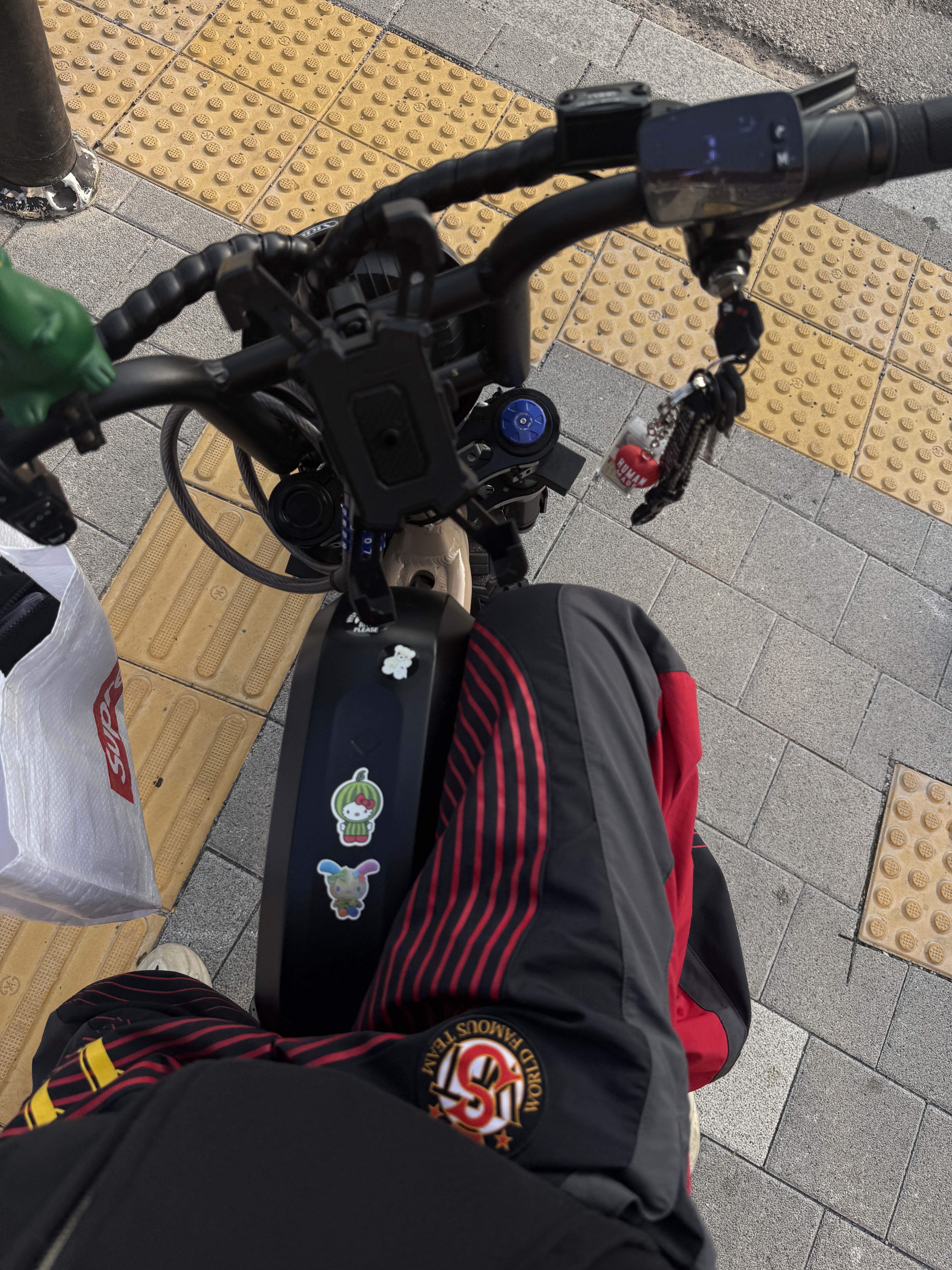 Supreme S Logo Track Pants Black - 24FW 착용 스타일