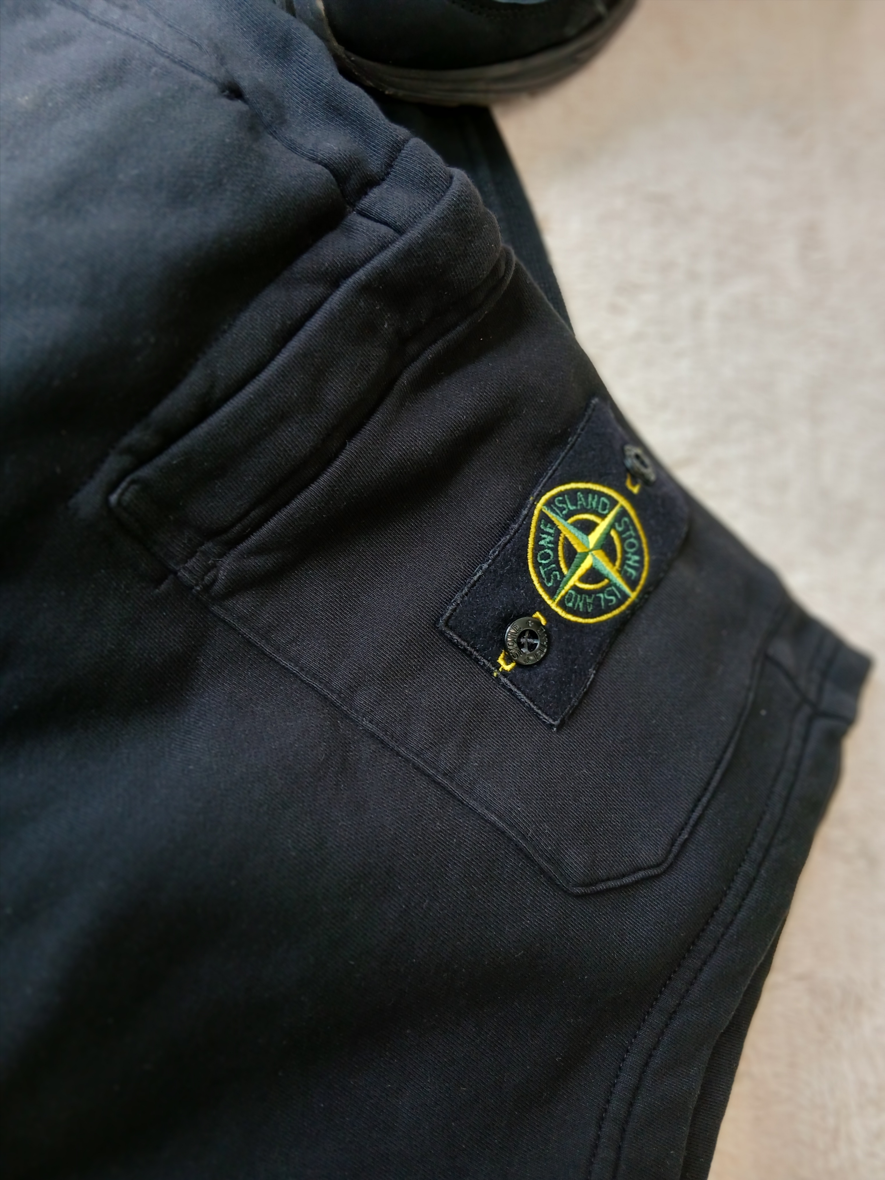 Stone Island 6100067 Brushed Organic Cotton Fleece Regular Fit Hooded Zip Up Sweatshirt with Pockets Navy Blue - 25FW, Stone Island 6200012 Organic Cotton Fleece Pocket Details Cargo Bermuda Shorts Black - 25SS 착용 스타일 - 4