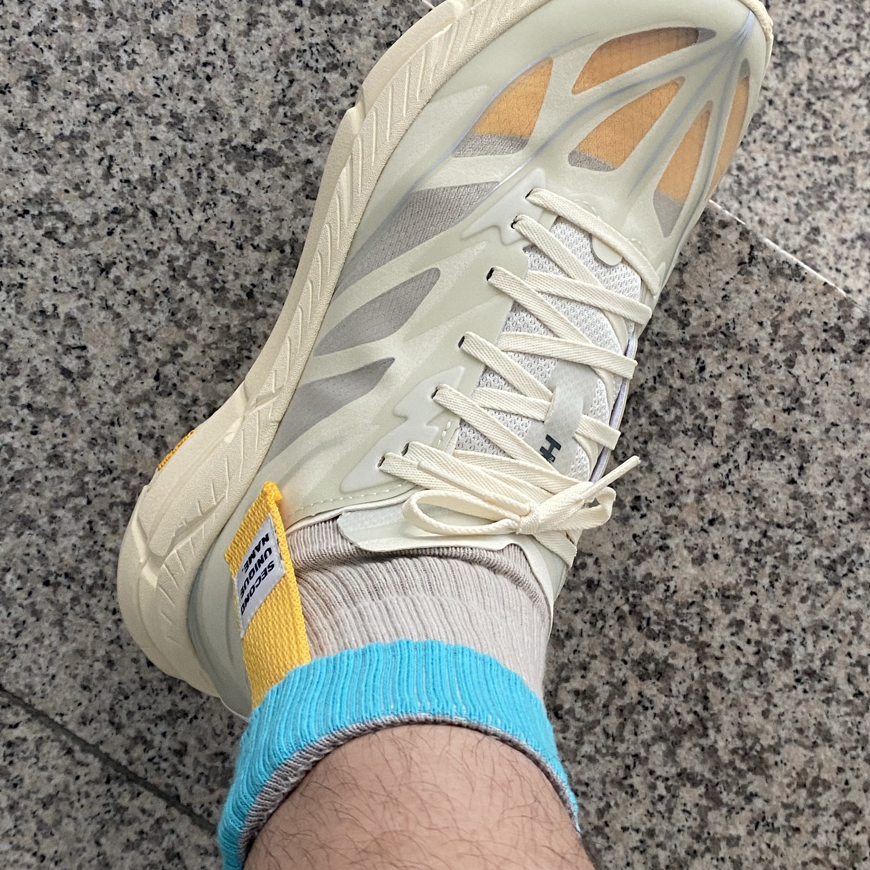 Hoka Mafate Speed 4 Lite Truffle Salt Vintage Yellow 착용 스타일 - 3