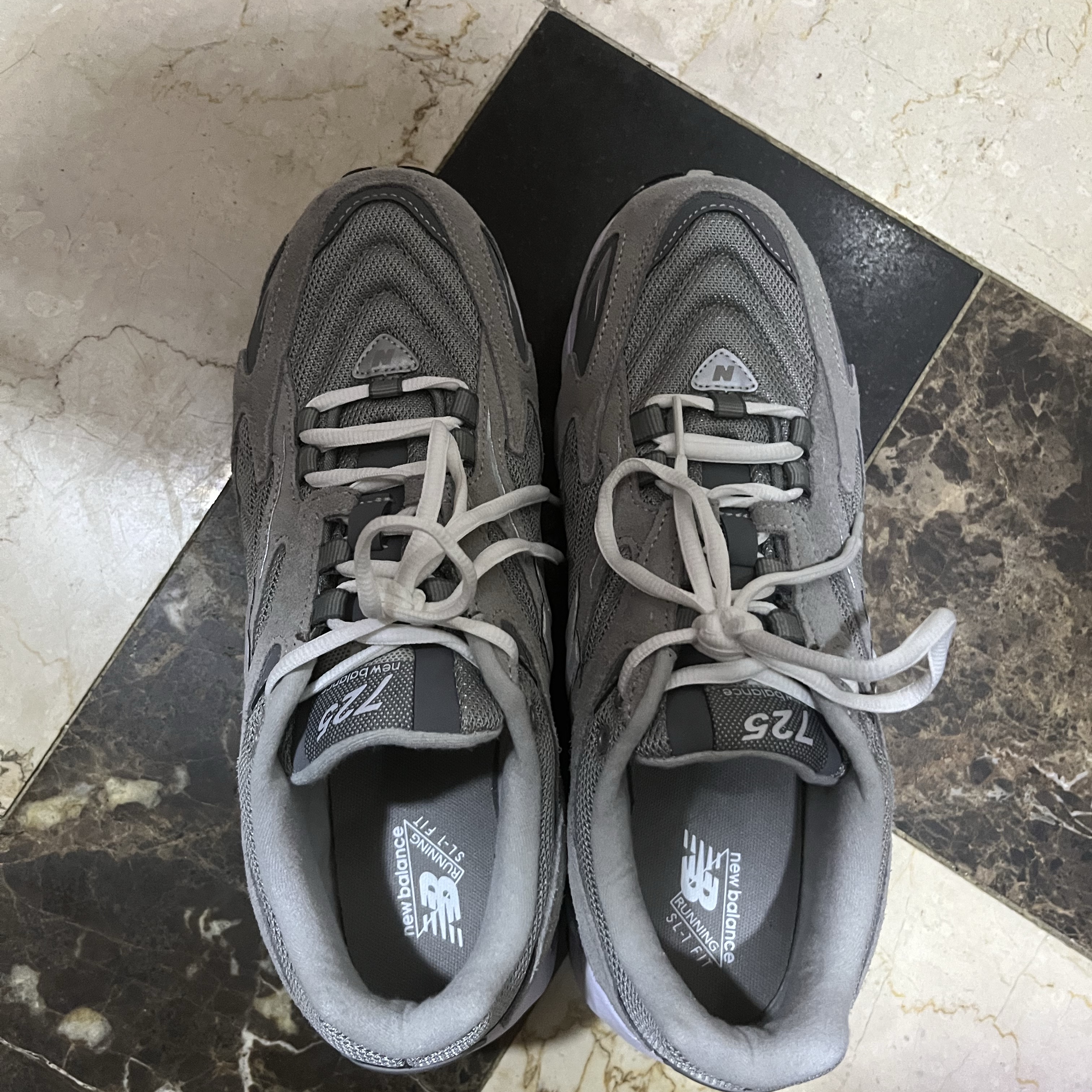 New Balance 725 Grey 착용 스타일