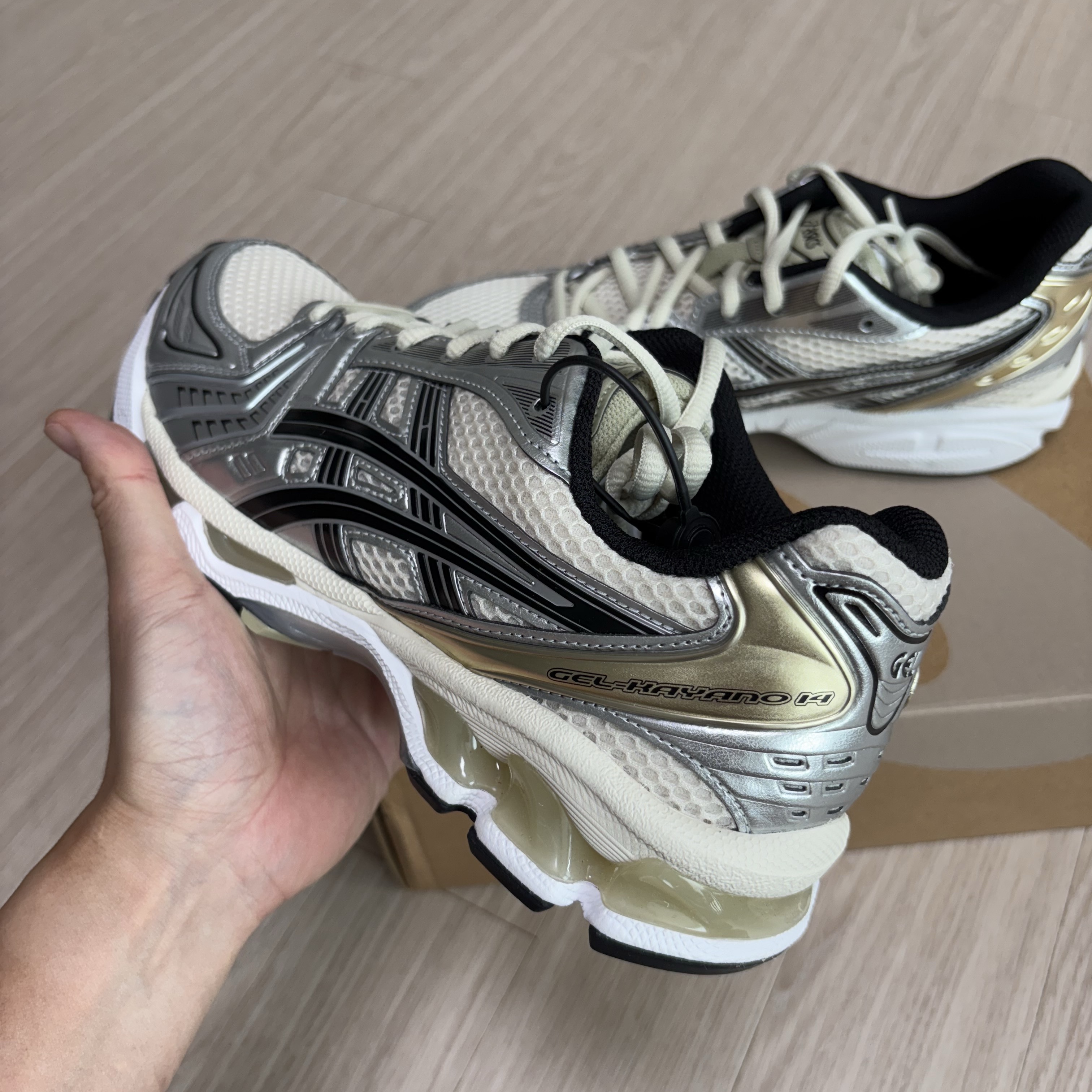 Asics Gel-Kayano 14 Birch Pure Silver 착용 스타일 - 1