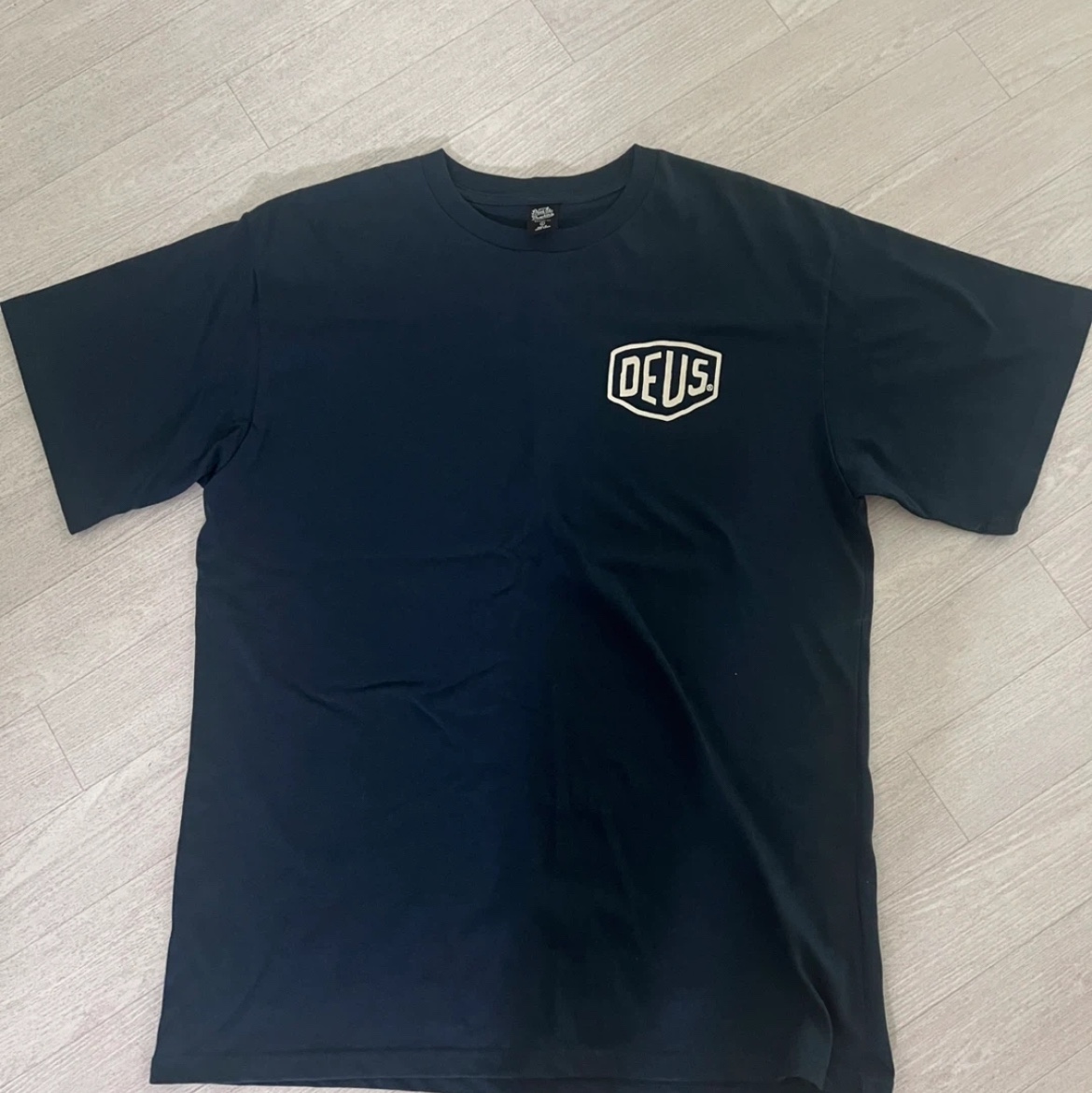Deus Ex Machina Seoul College Address T-Shirt Navy 착용 스타일