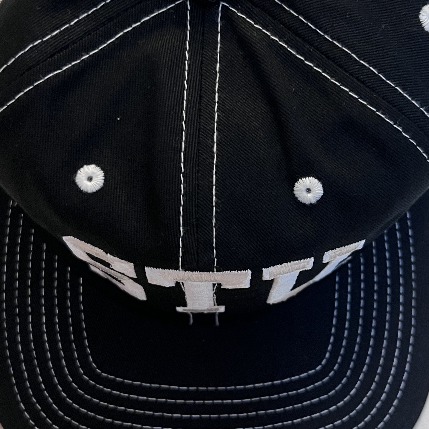 Stussy Mid-Depth Stu Arch Strapback Cap True Black 착용 스타일