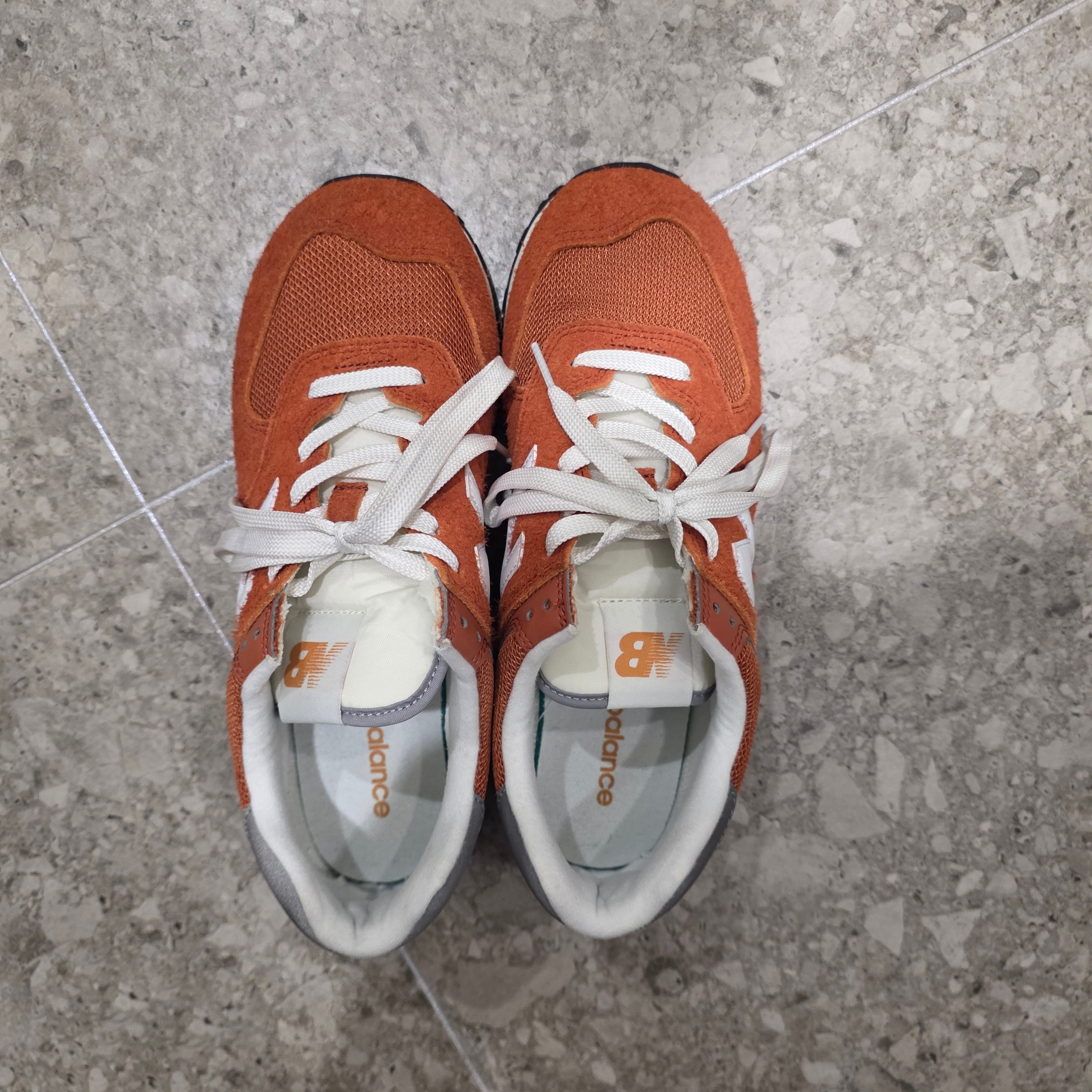 New Balance 574 Heritage Orange Burst White 착용 스타일