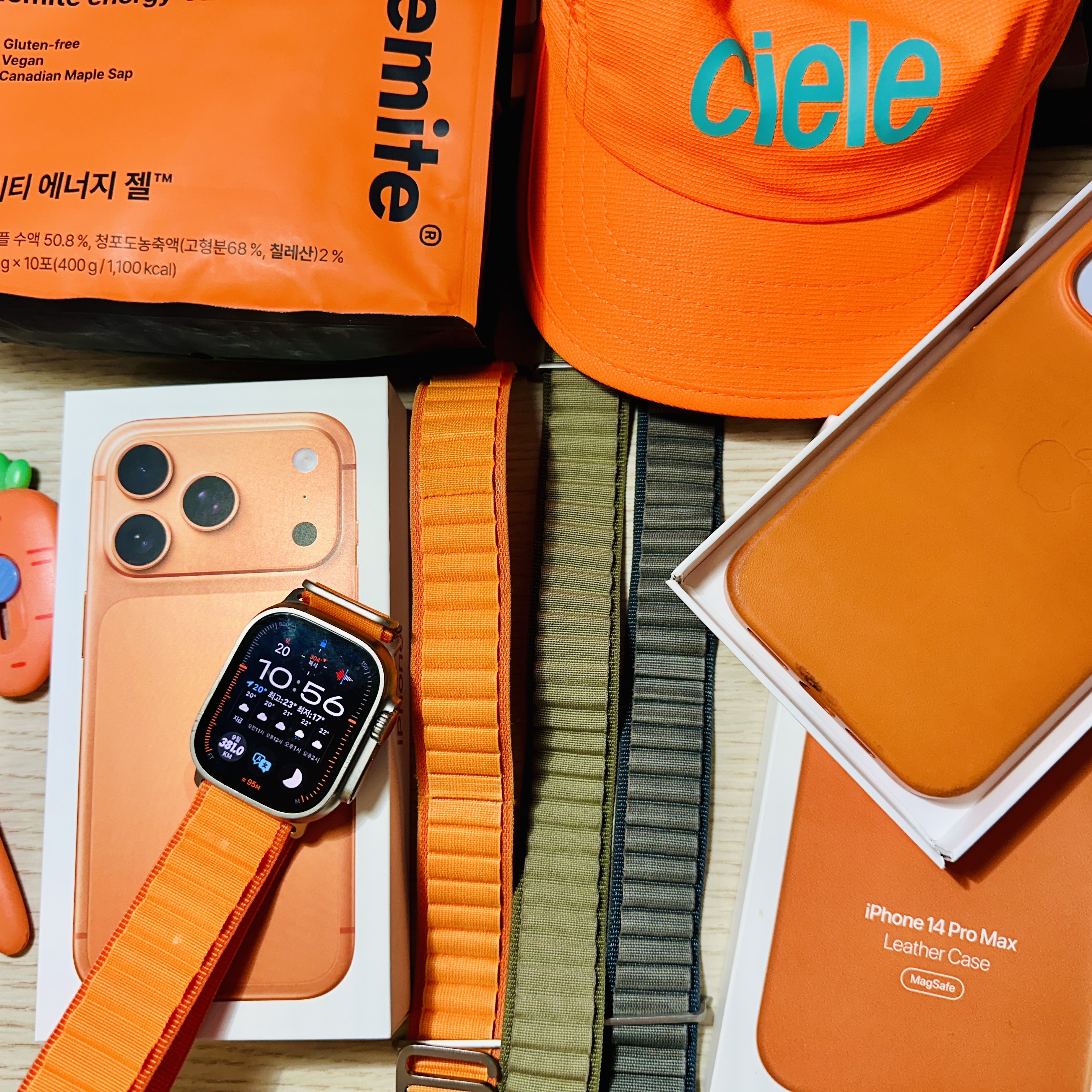 Apple Watch Ultra 2 49mm Titanium Case with Ocean Band Orange (Korean Ver.), Apple iPhone 17 Pro 1TB Cosmic Orange 착용 스타일