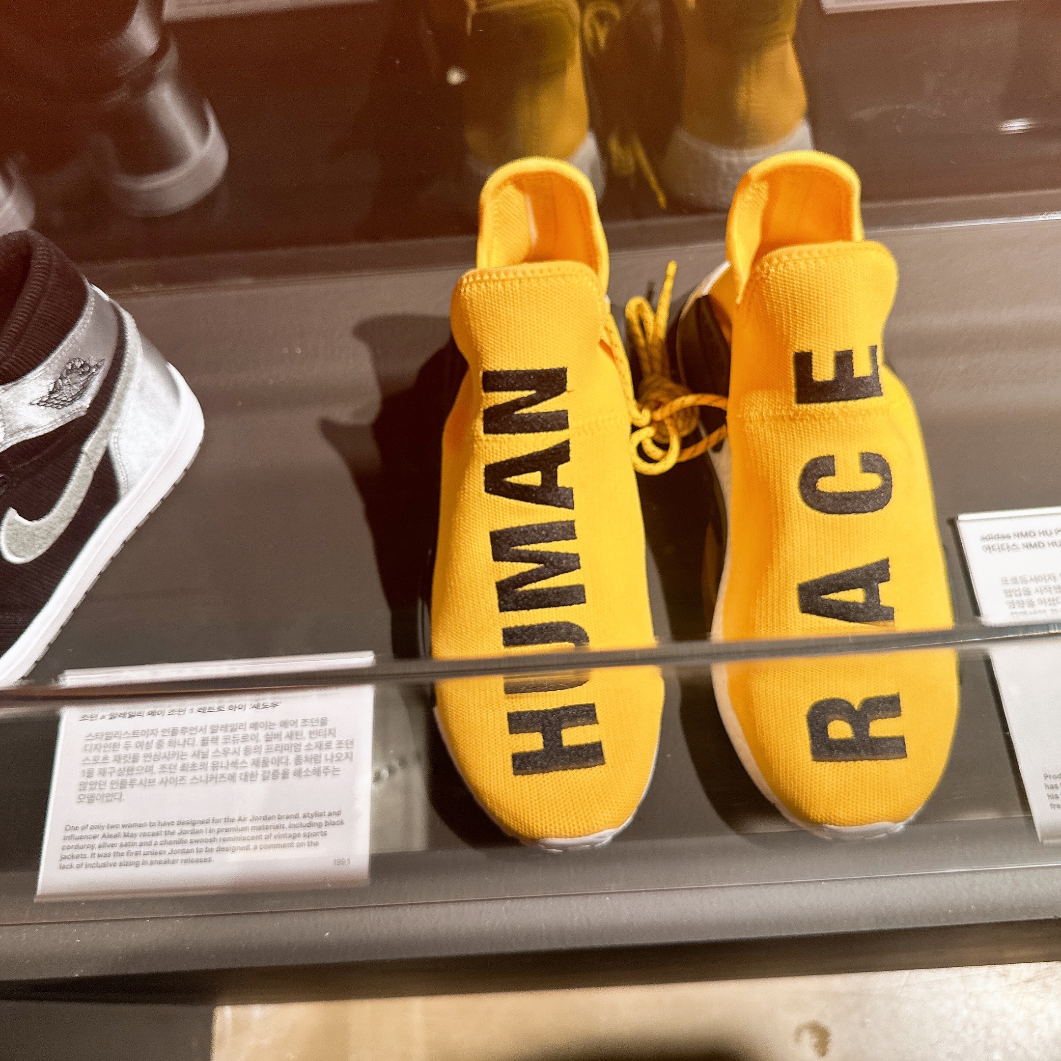 Adidas x Pharrell Williams Hu NMD Yellow 착용 스타일