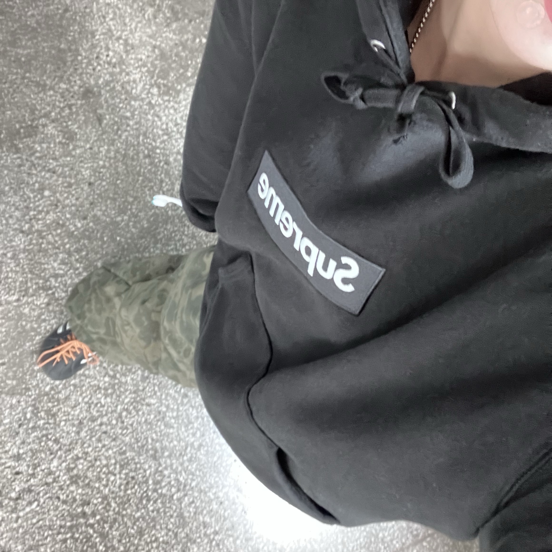 Supreme Box Logo Hooded Sweatshirt Black - 24FW, Adidas Adilette Clog Black White 착용 스타일 - 4