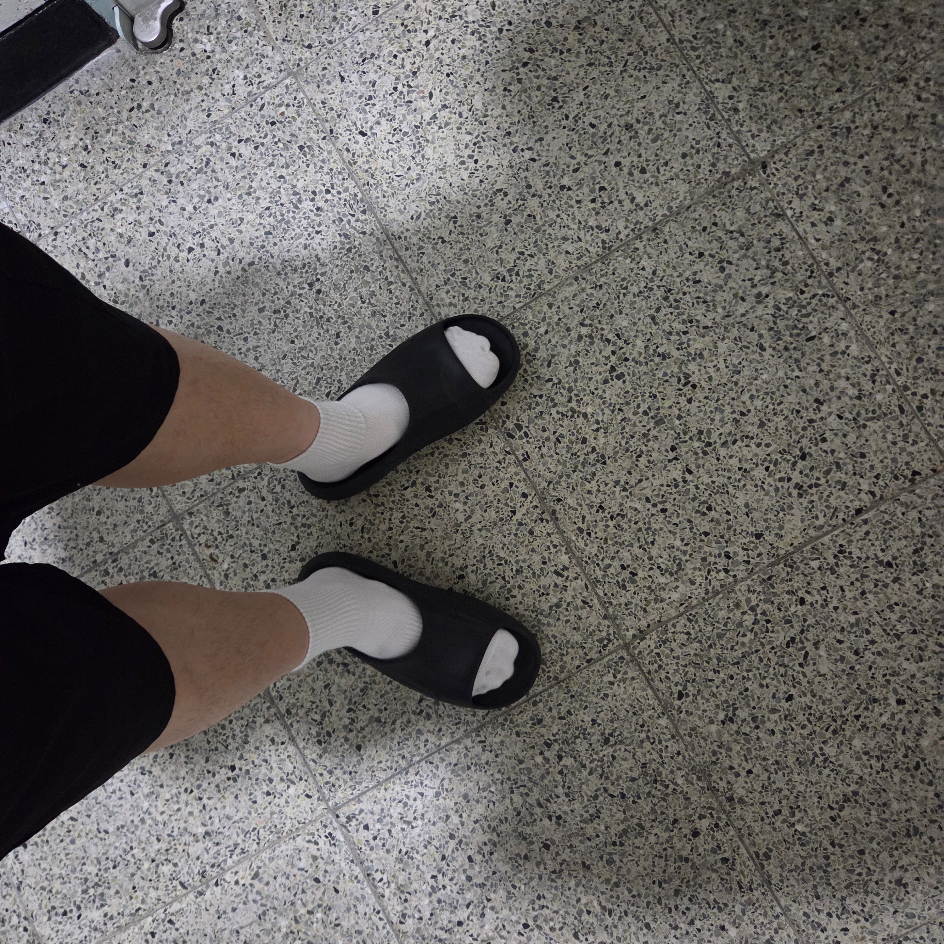 Nike ReactX Rejuven8 Slide Black 착용 스타일