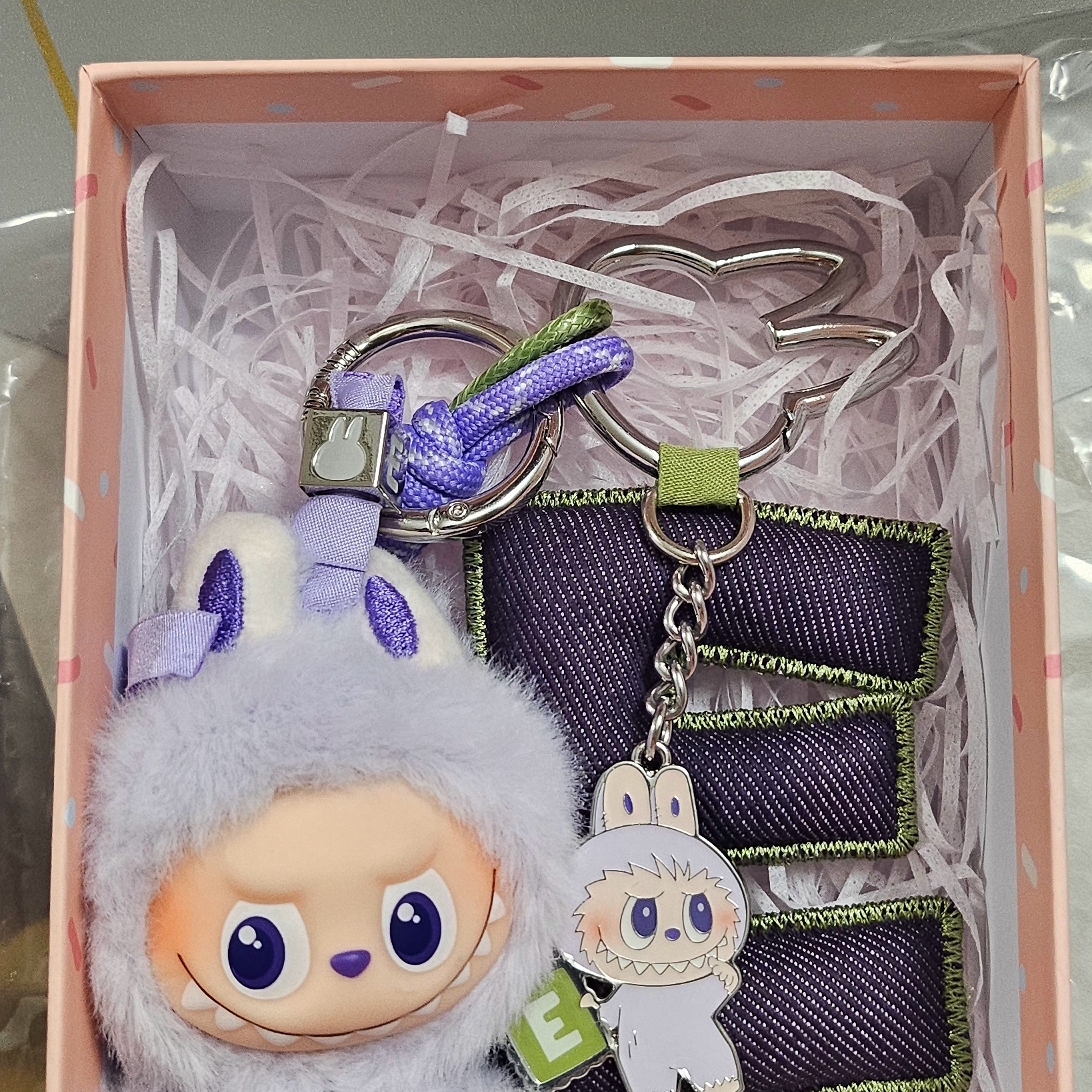 Pop Mart Labubu The Monsters Pin For Love Series Vinyl Plush Pendant (A-M) E (Opened Case) 착용 스타일 - 1