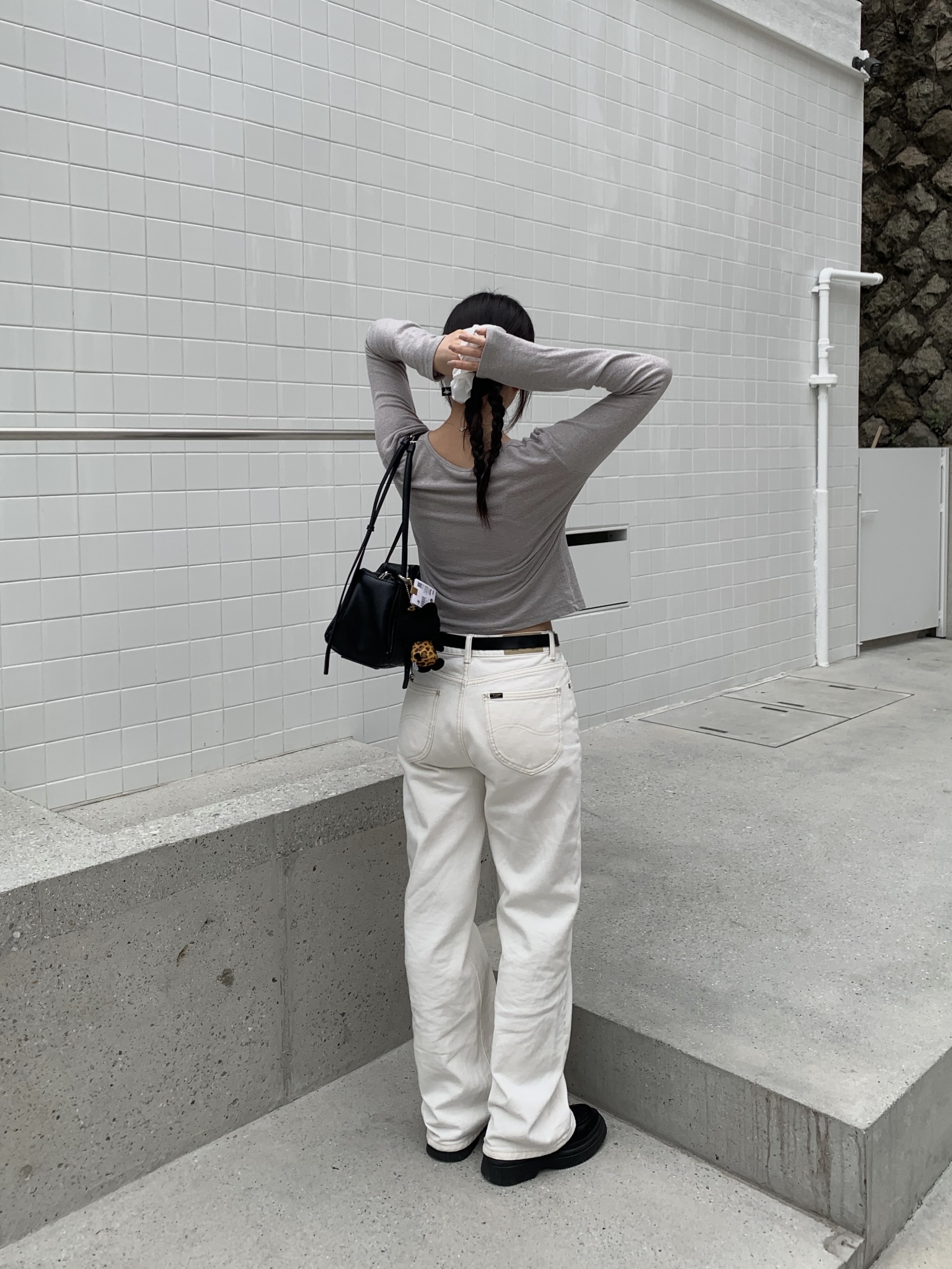 [KREAM 단독] Vacant Archive Eyelet Scrunchie White, [KREAM 단독] Vacant Archive Eyelet Scrunchie Black 착용 스타일 - 4