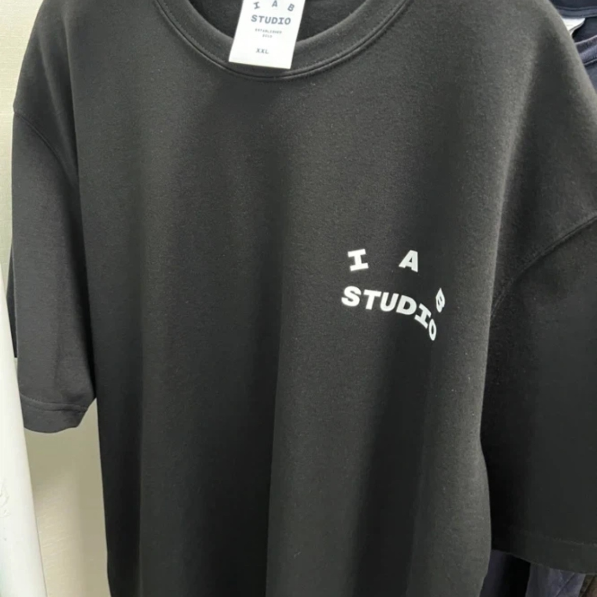 IAB Studio Basic T-Shirt Black White 착용 스타일