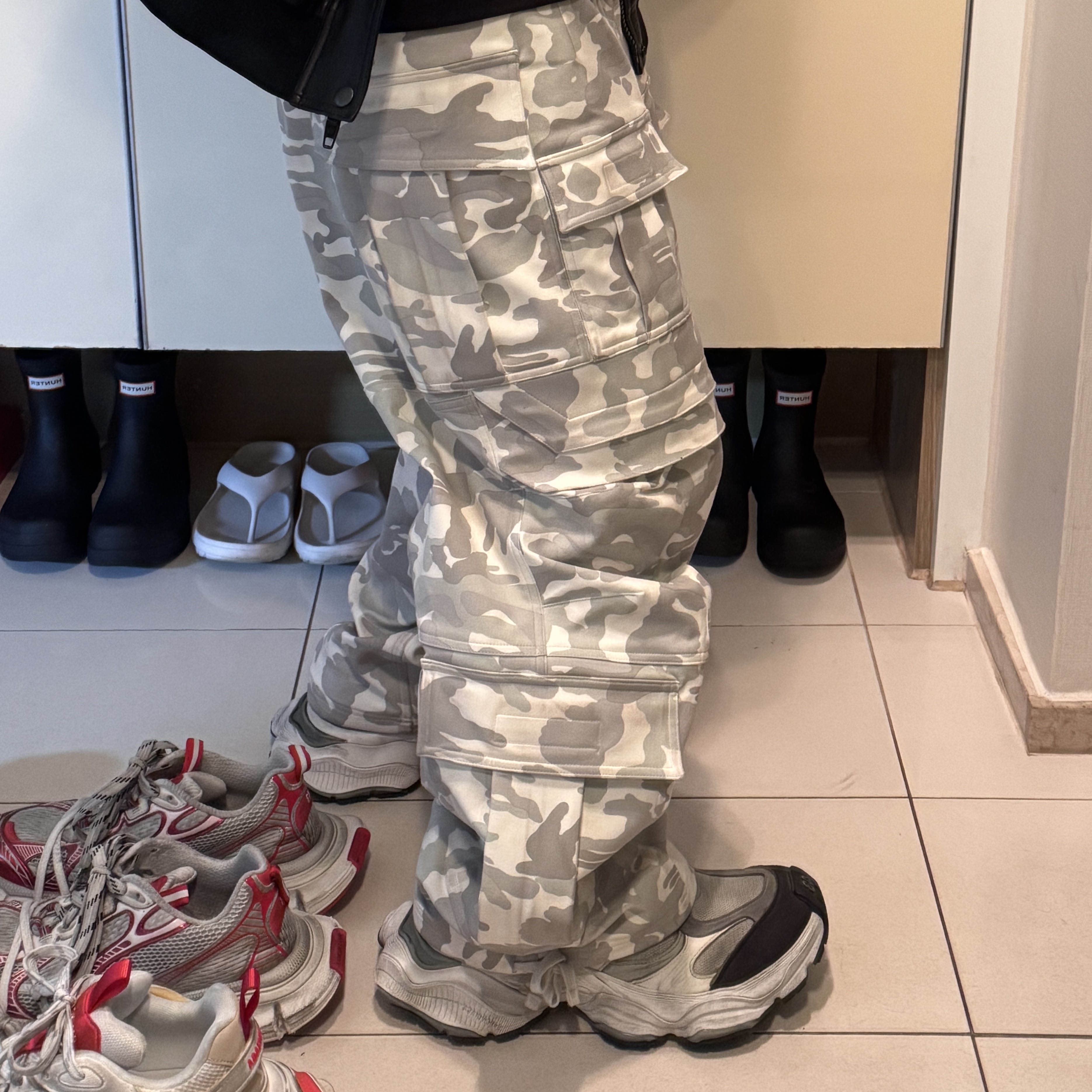 Balenciaga Cargo Sneakers Beige Grey Red, Balenciaga Flared Cargo Pants Black 착용 스타일 - 3