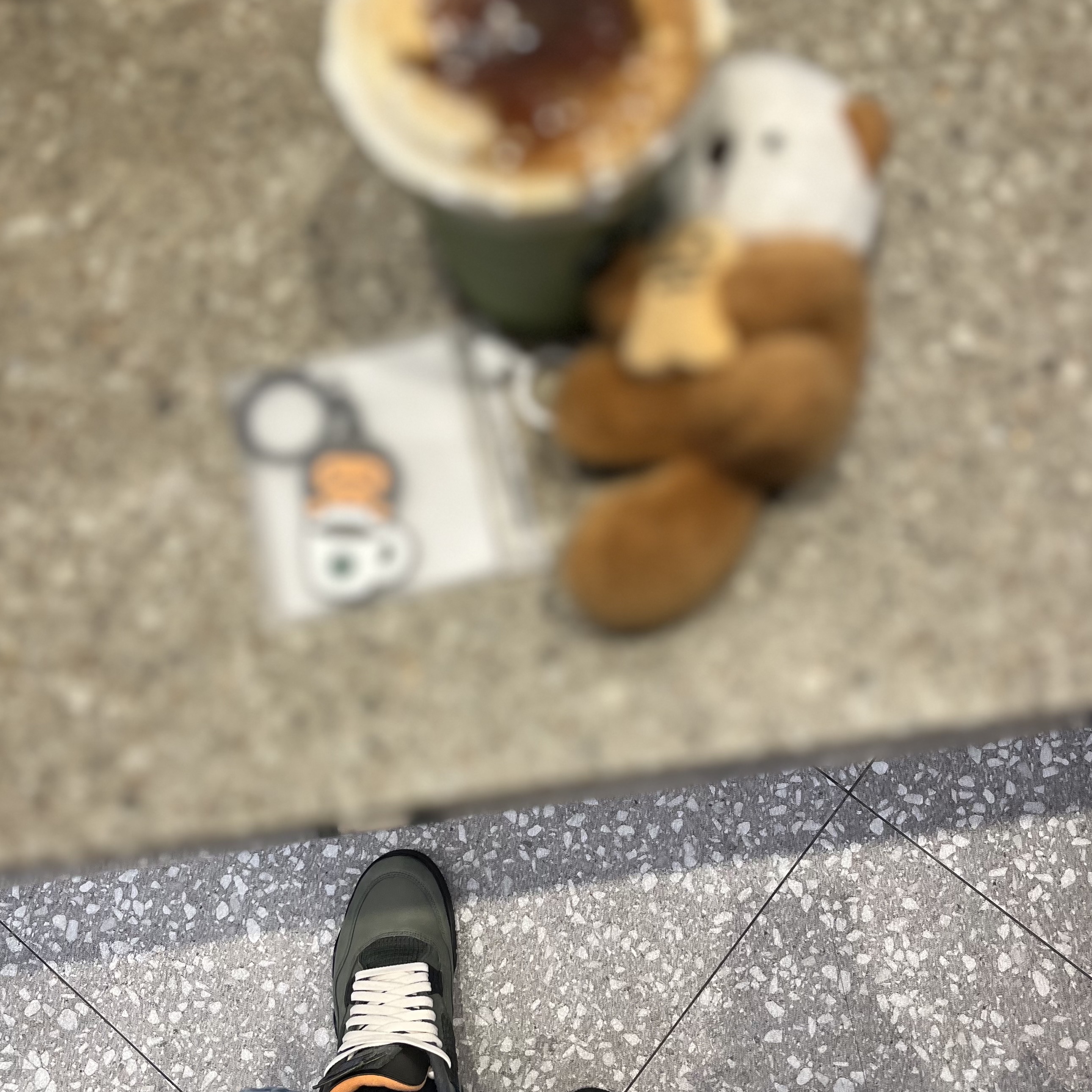 Starbucks x BAPE Baby Milo Keychain, Jordan 4 x Undefeated Retro OG SP Deep Green and Clementine 착용 스타일 - 2