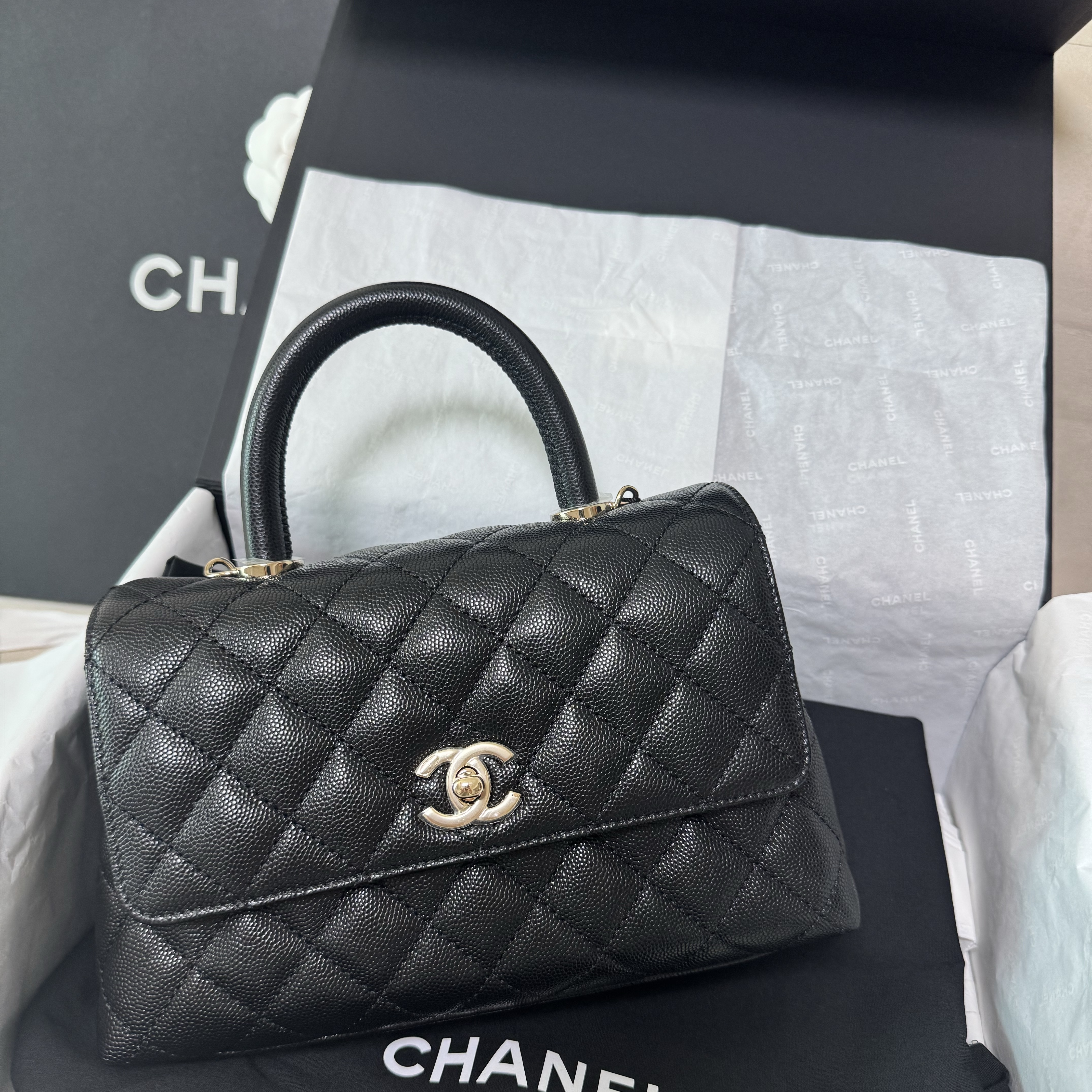 Chanel Flap Bag with Top Handle Grained Calfskin & Gold Black 착용 스타일