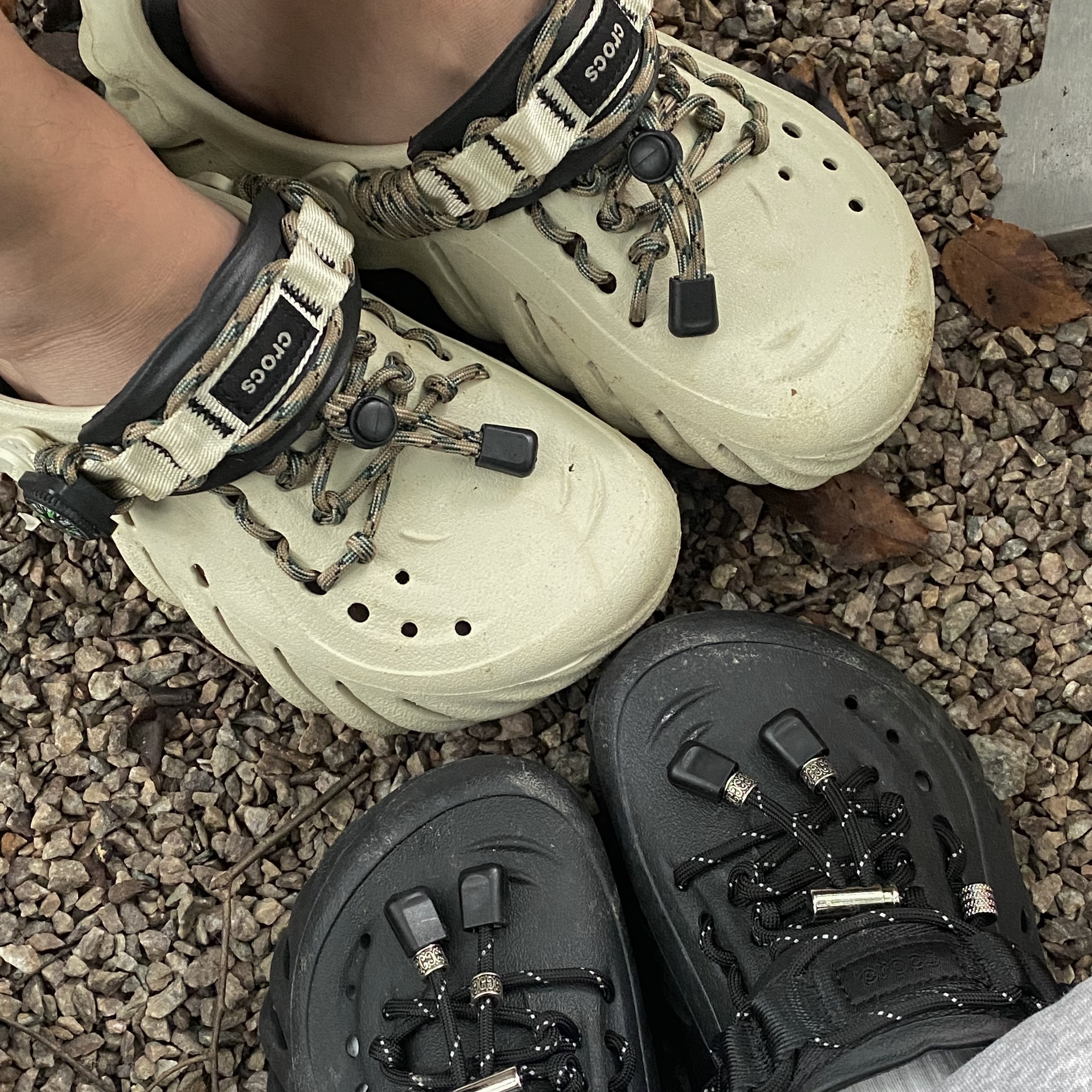 Crocs Echo Clog Bone Black 착용 스타일