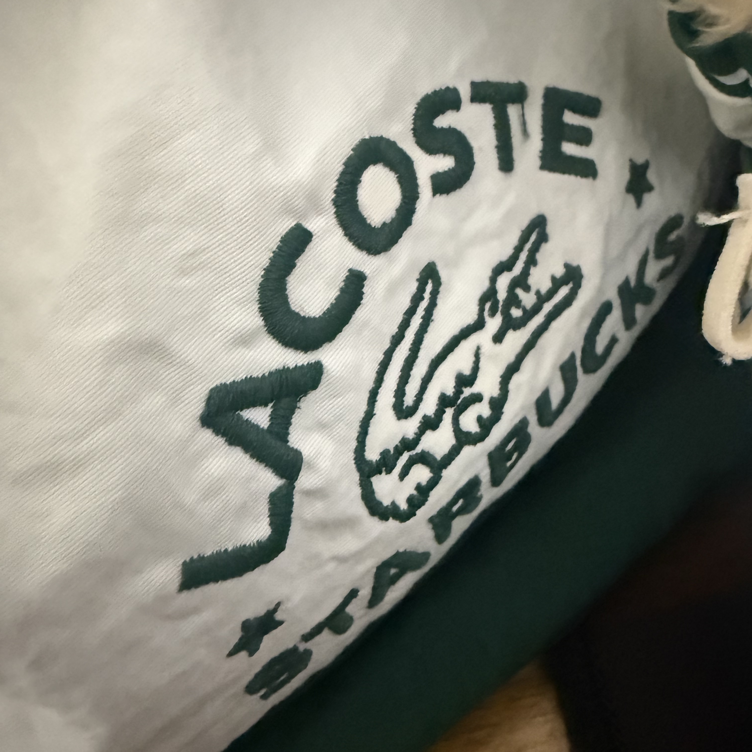 Starbucks x Lacoste Multiple Bag Green 착용 스타일