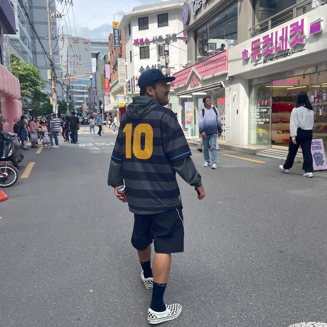 Over The Pitch x Umbro 100th Anniversary Homage Football Jersey 착용 스타일