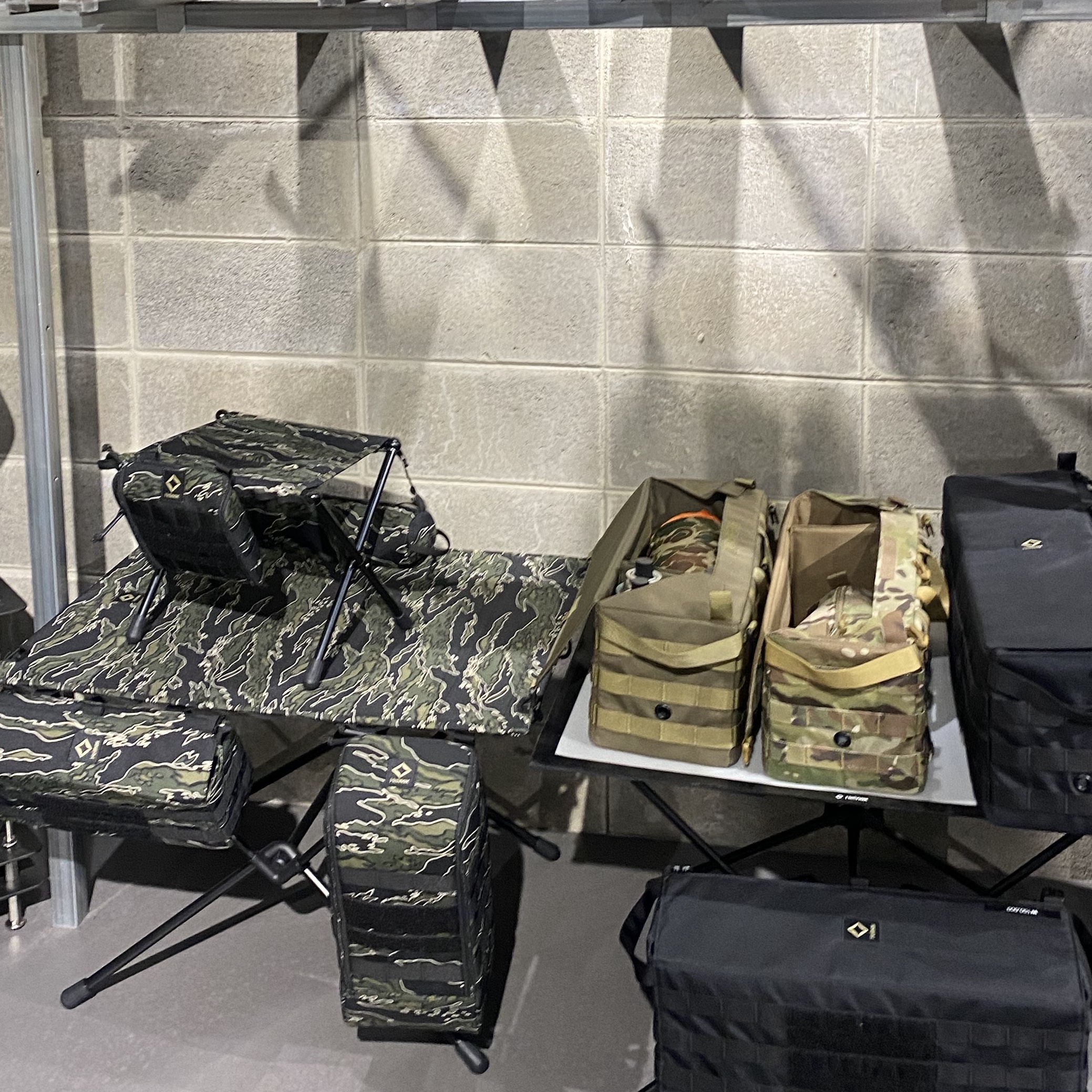 Helinox Tactical Table L X-Ray Tiger Camo, Helinox Tactical Table Side Storage M Multicam 착용 스타일