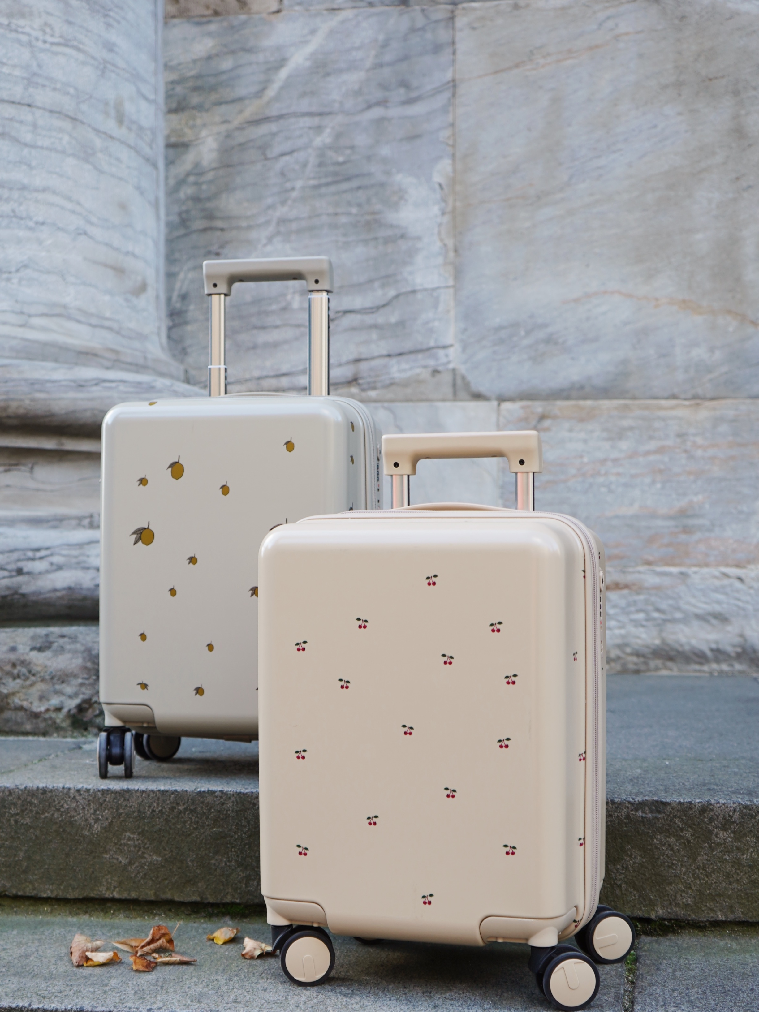 Konges Sløjd Travel Suitcase Tea Stripe, Konges Sløjd Travel Suitcase Cherry 착용 스타일 - 3