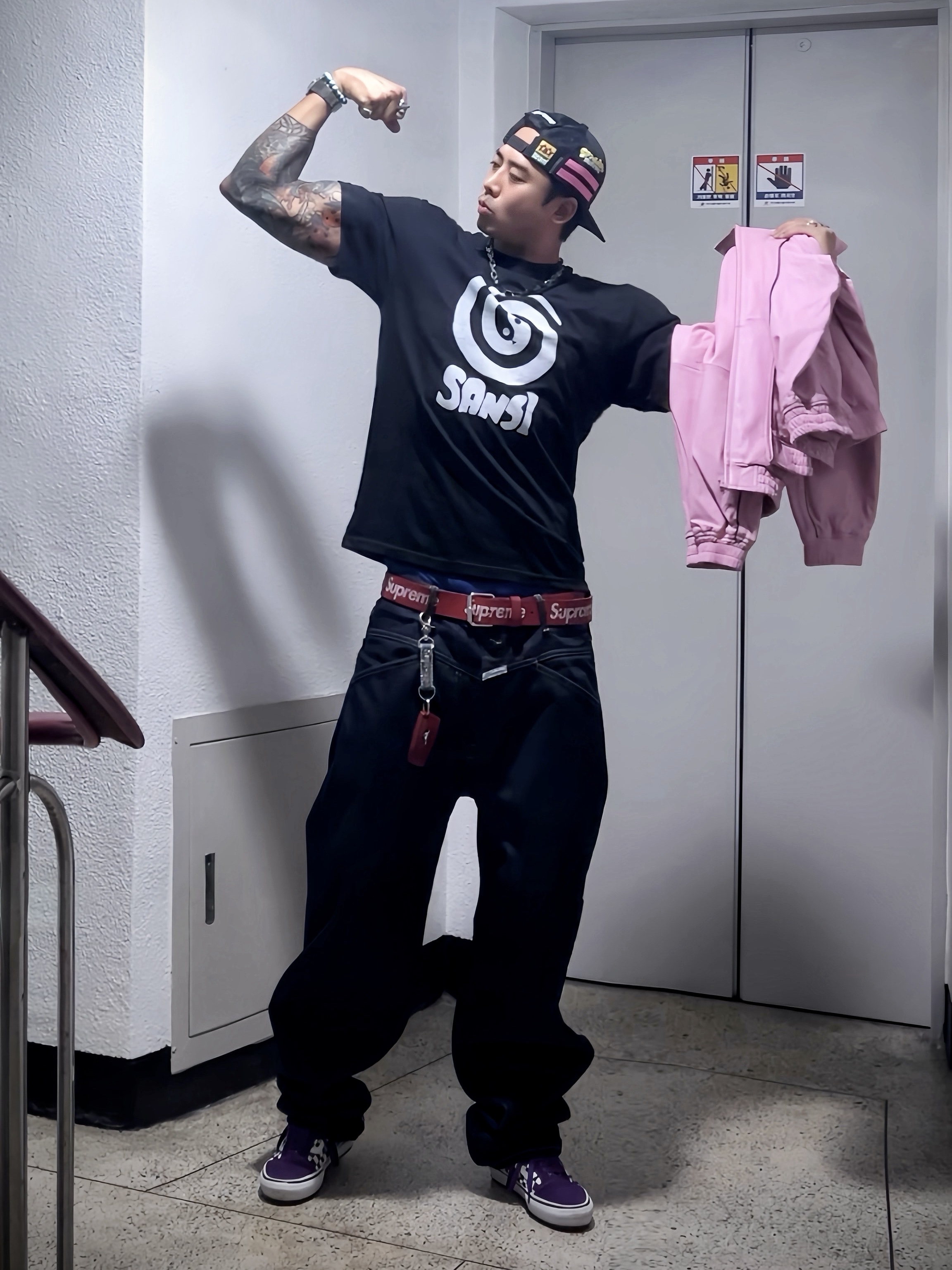 Supreme x SpongeBob Jeff Hamilton Mesh Back 6-Panel Black - 25SS, SANSI Yin Yang Snake T-Shirts Black 착용 스타일 - 2