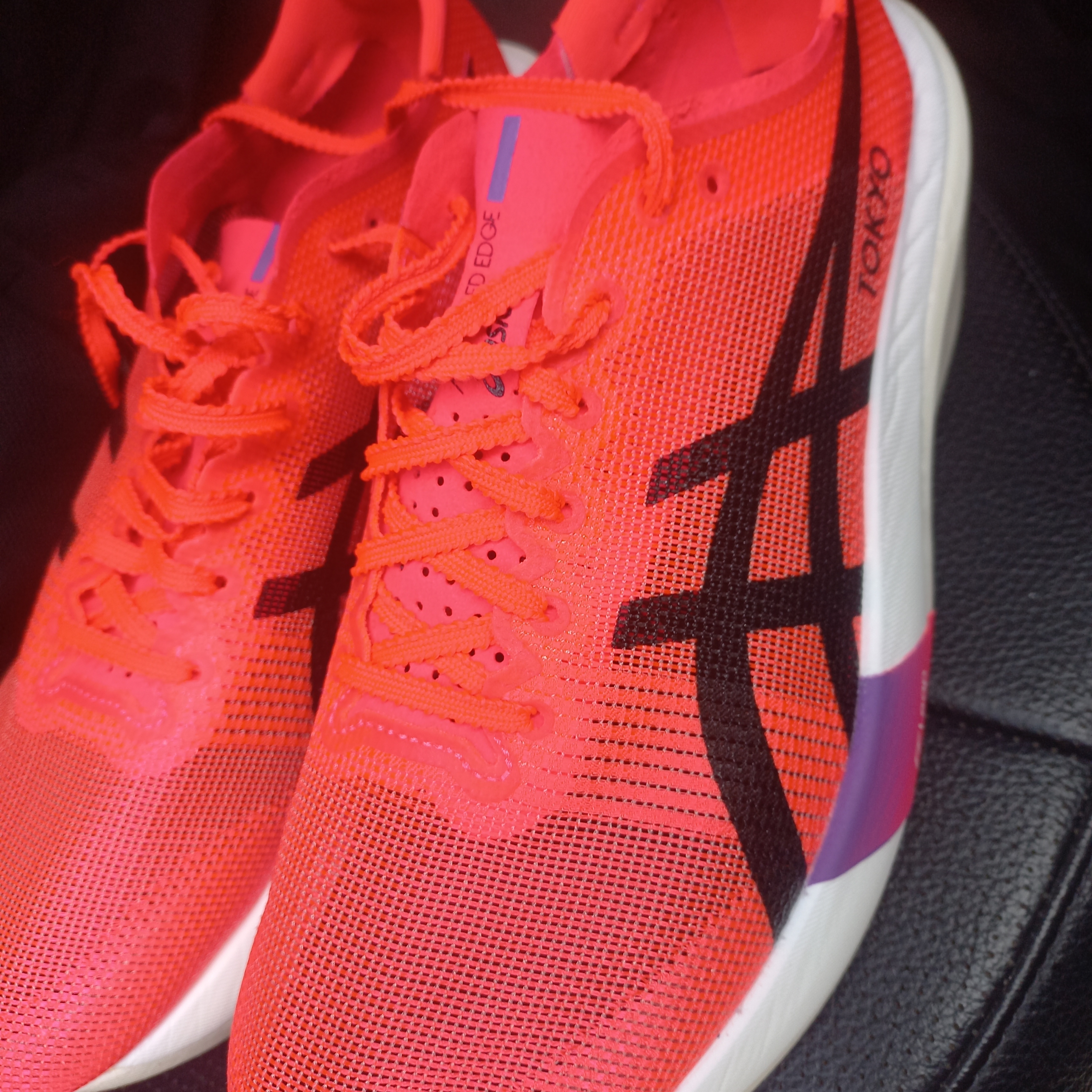 Asics Metaspeed Edge Tokyo Flash Red Black 착용 스타일 - 3