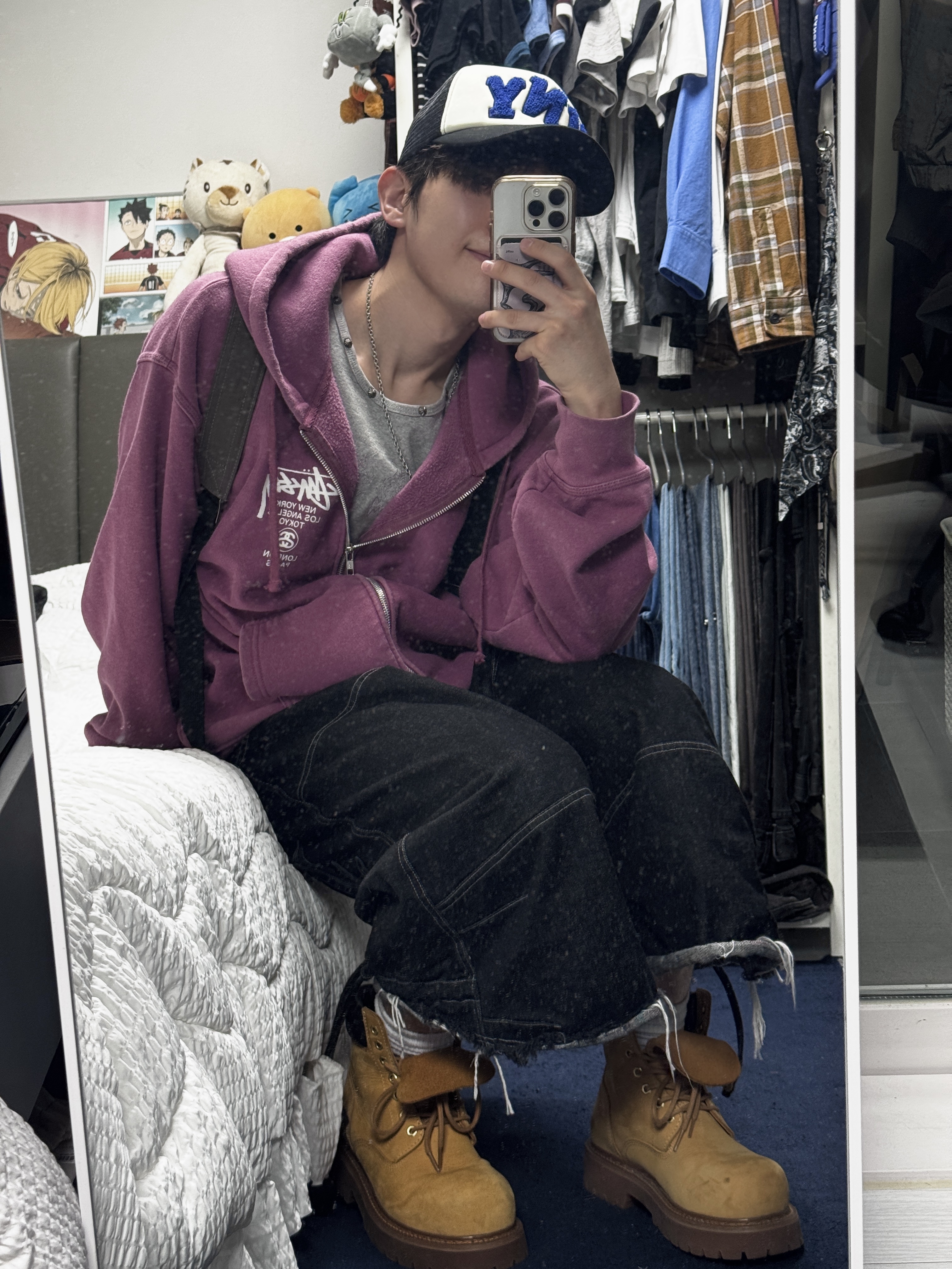 Stussy World Tour Zip Hoodie Berry 2024, Honey Scoop House HNY Logo Trucker Cap Black 착용 스타일 - 1