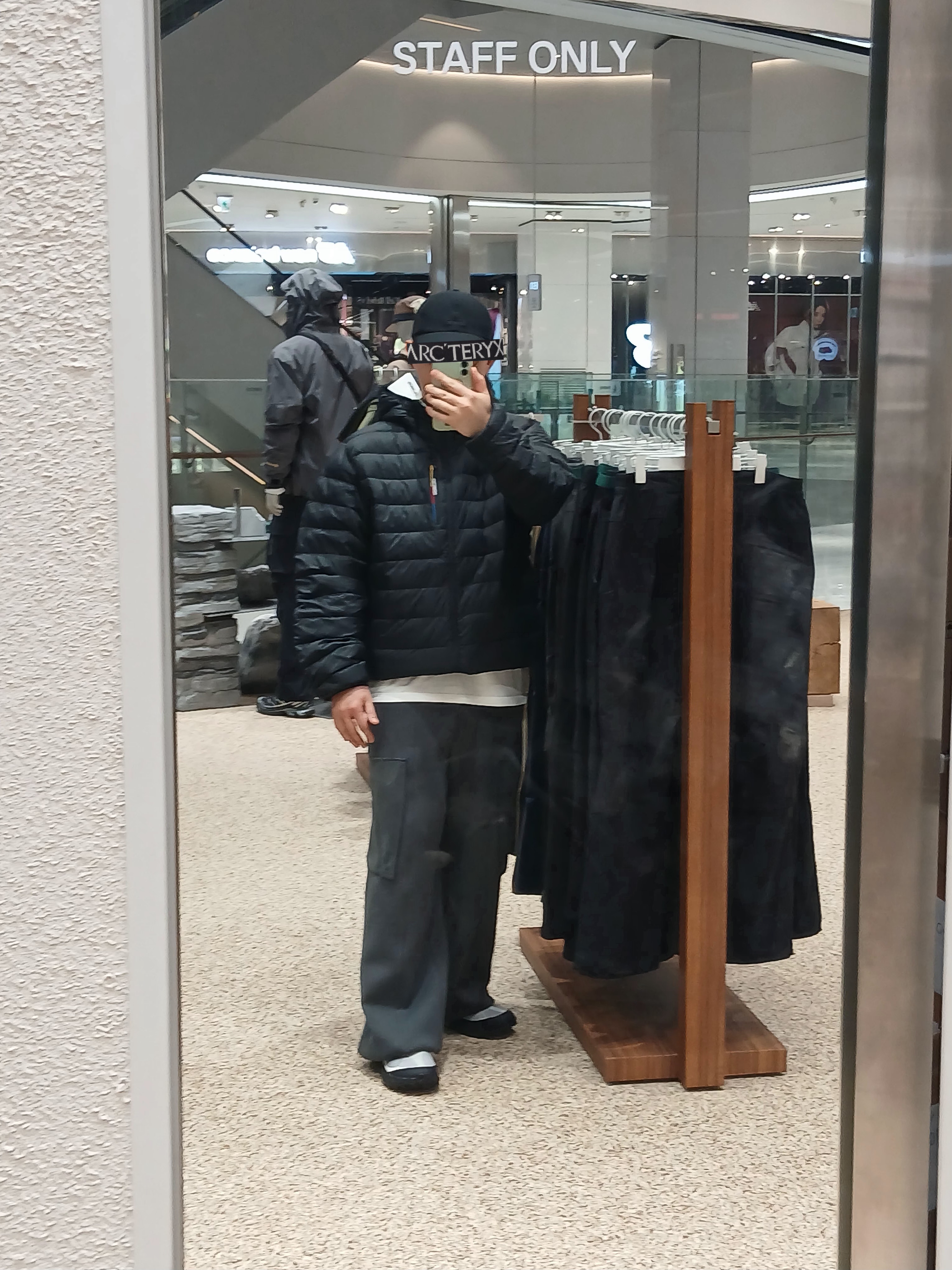 (W) Lululemon Soft Embroidered Baller Hat Black, Arc'teryx Arc'Multi Bird Logo LS T-Shirt White Light 착용 스타일 - 3