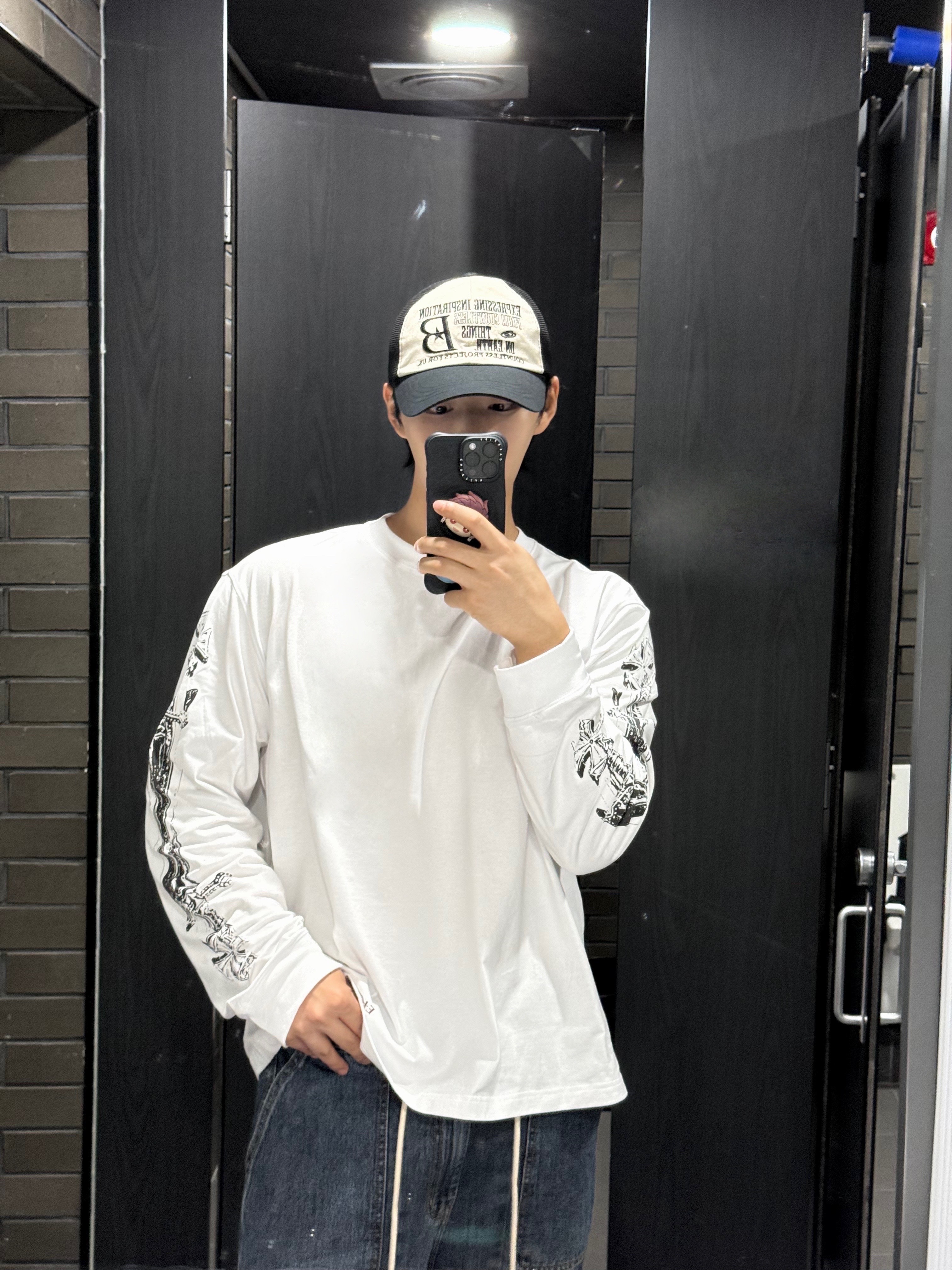 ETCE Cross Sword LS Tee White 착용 스타일 - 1