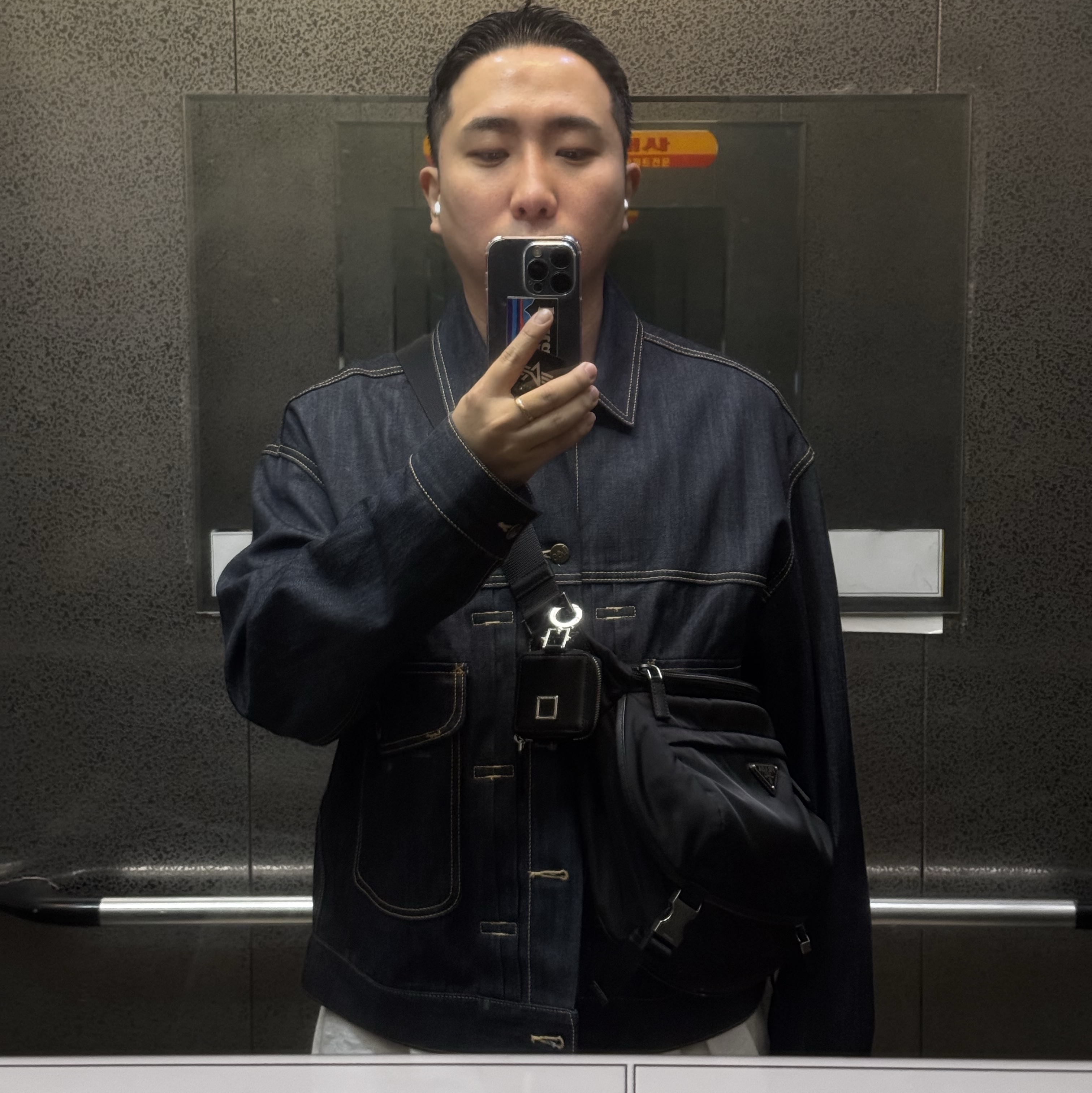 Prada Re-Nylon and Saffiano Leather Shoulder Bag Black 착용 스타일