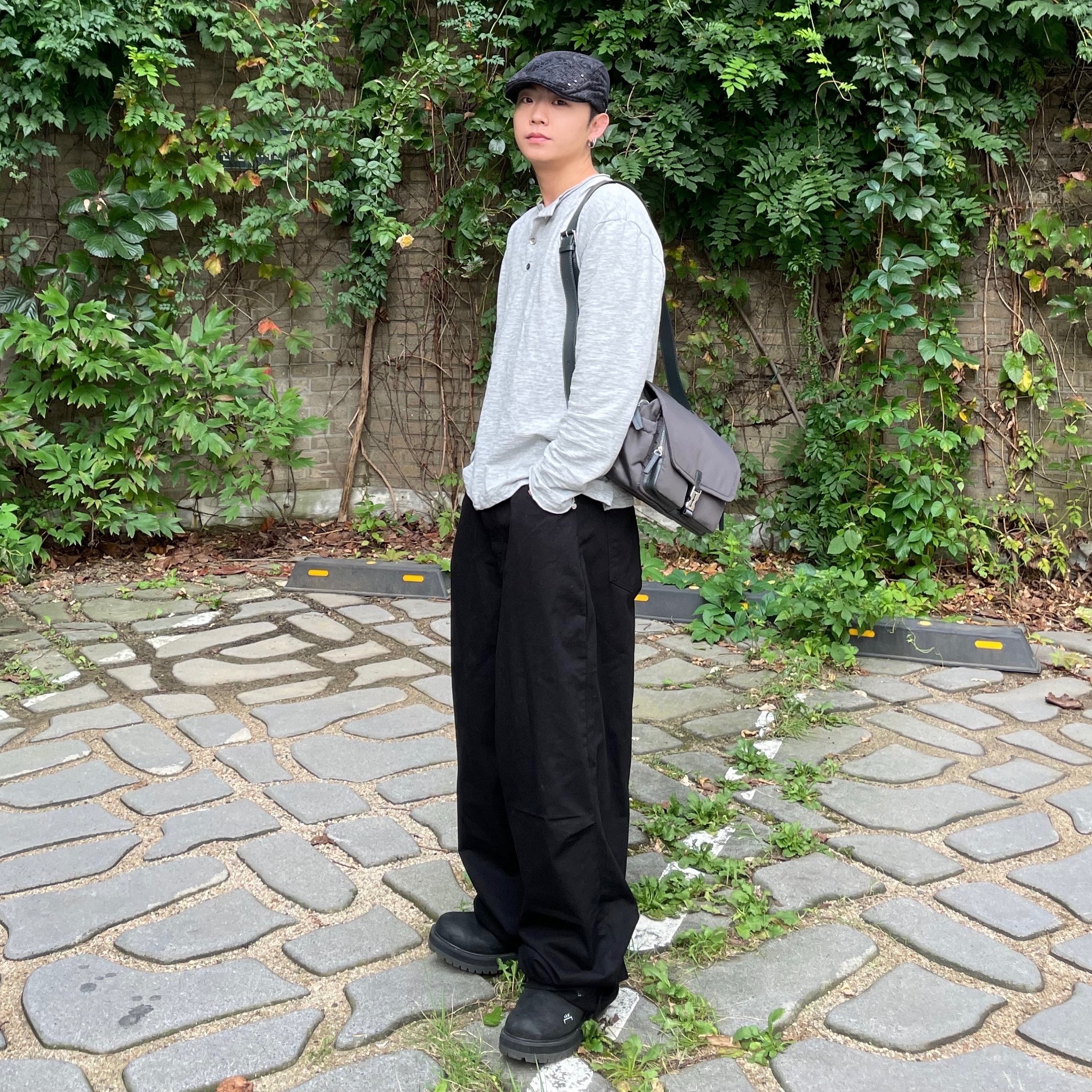 Nos Couleurs Paisley Rivet Hunting Cap Black 착용 스타일