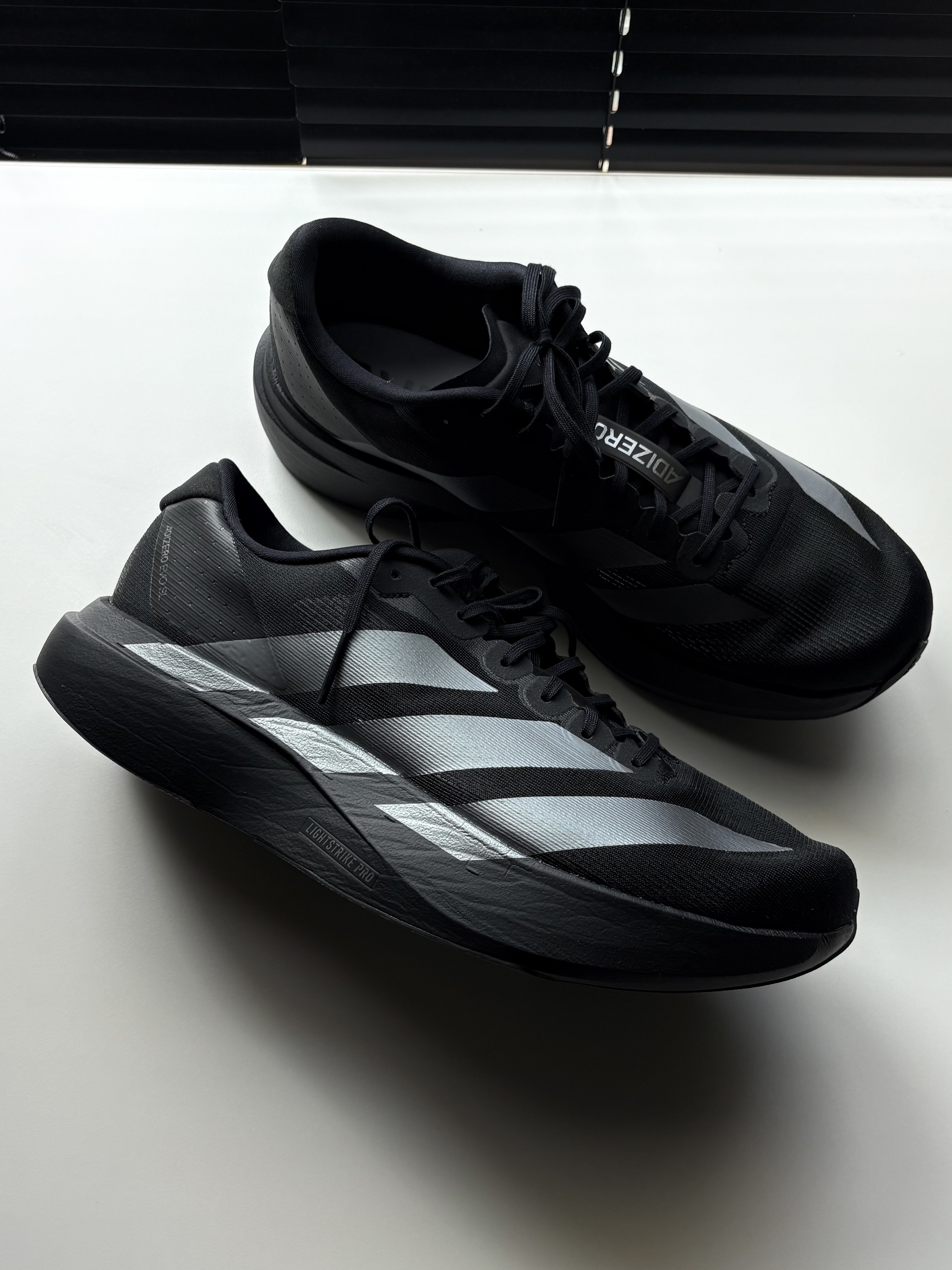 Adidas Adizero EVO SL Core Black Iron Metallic 착용 스타일 - 5