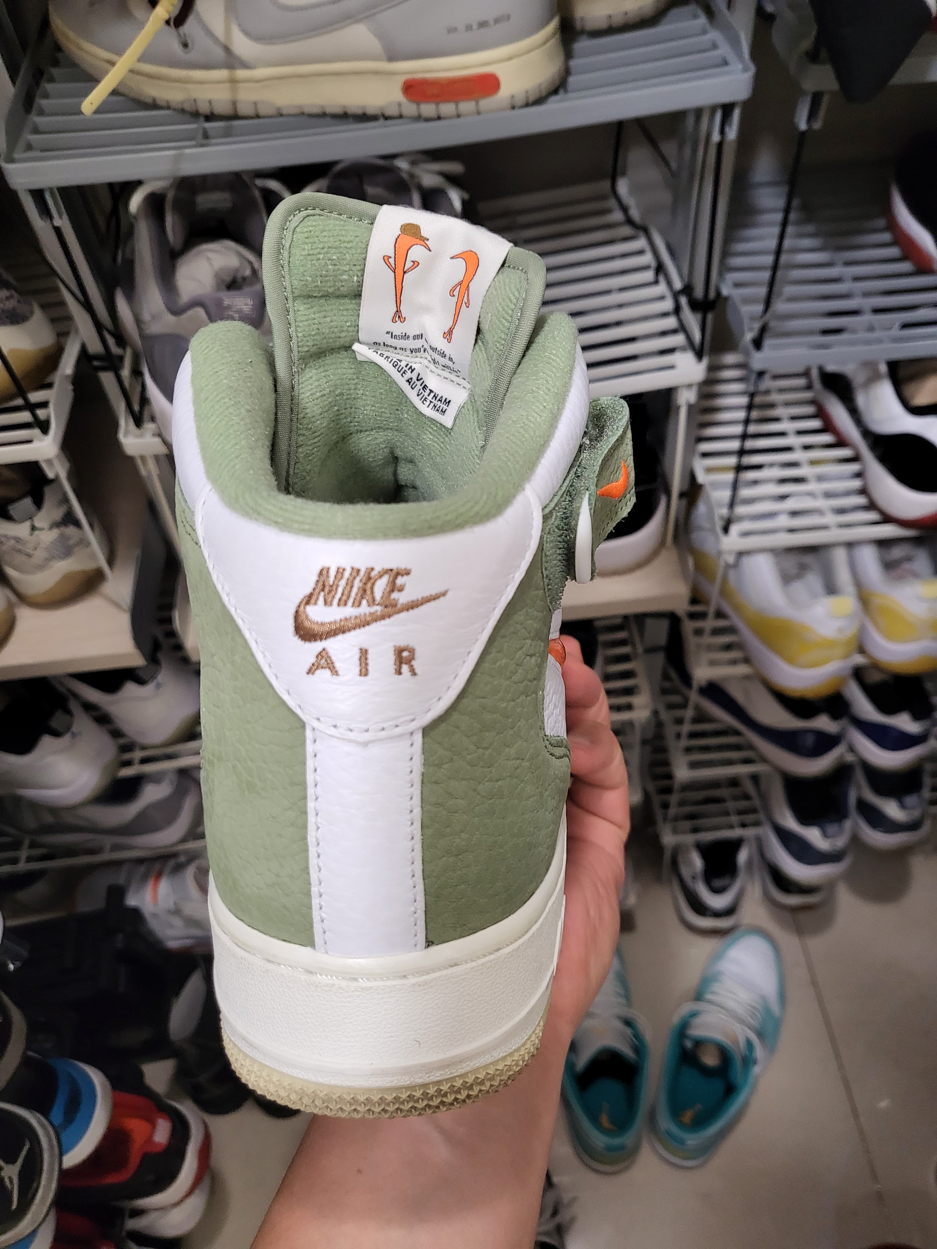 Nike Air Force 1 Mid '07 QS Olive Green and Total Orange 착용 스타일 - 2